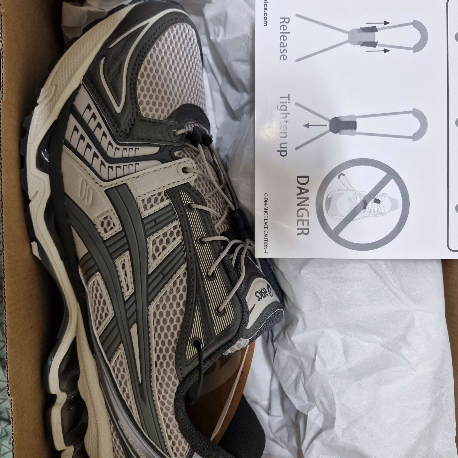 Asics Unlimited Gel-Kayano 14 Oyster Grey Clay Grey 착용 스타일 - 1