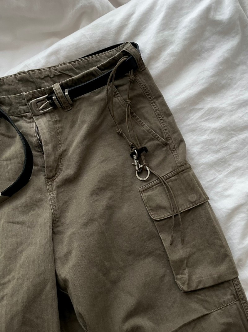 Our Legacy Mount Cargo Uniform Olive Herringbone, Our Legacy Ladon Leather Keychain Olive 착용 스타일 - 1