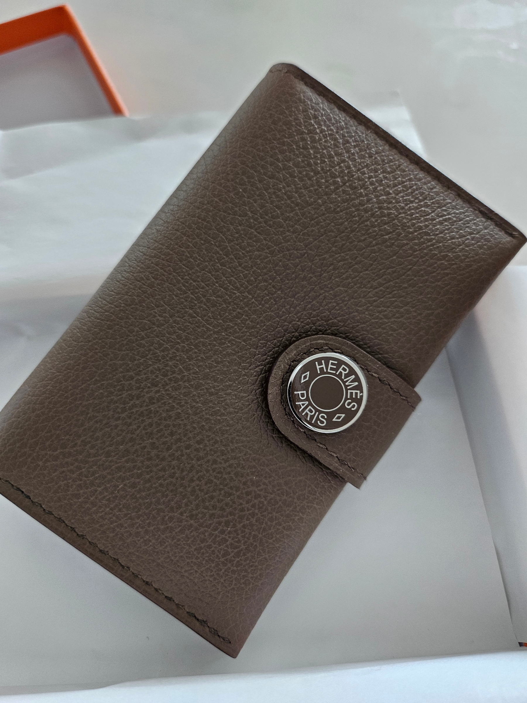 Hermes Porte Cartes R.M.S Two-Tone Card Holder Evercolor & Palladium Etoupe Toundra 착용 스타일 - 1