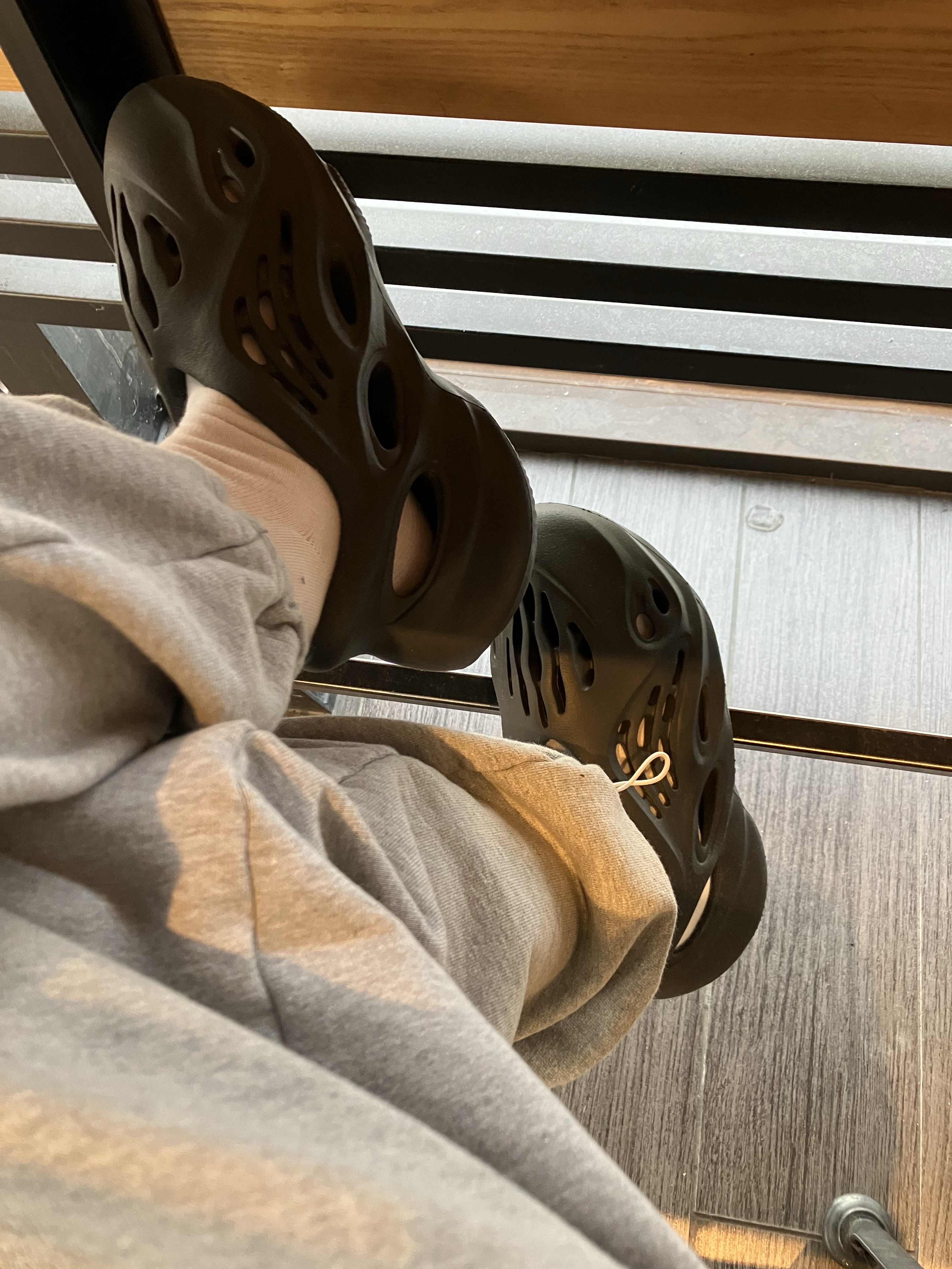 Adidas Yeezy Foam RNNR Onyx 착용 스타일