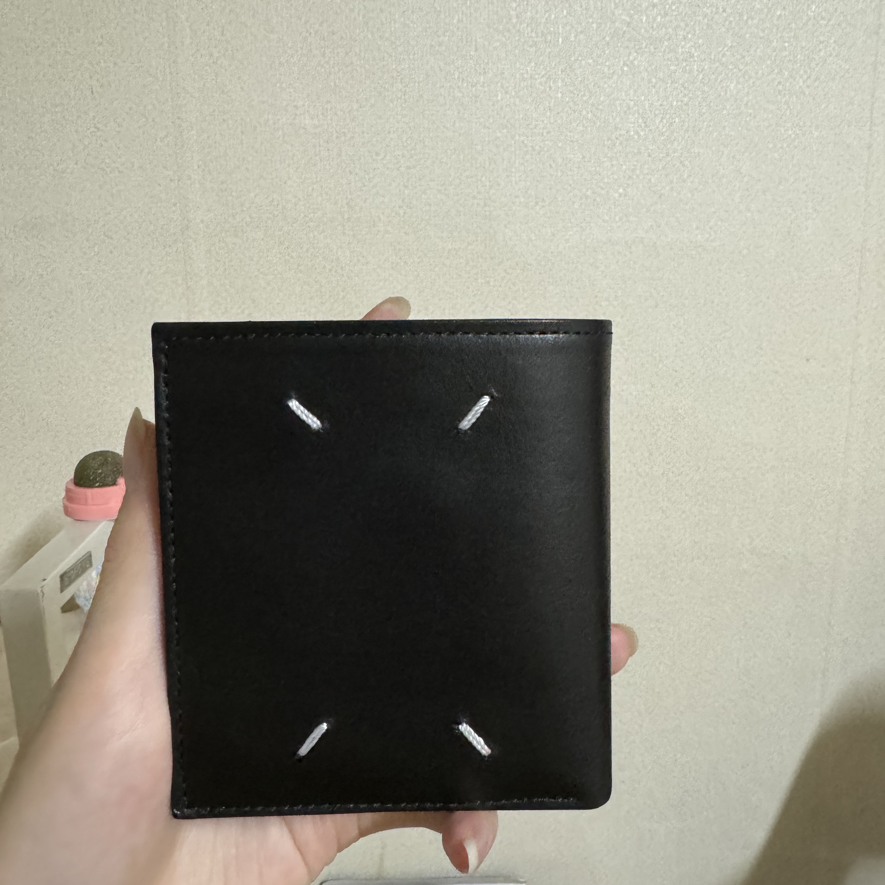 Maison Margiela Folded Leather Wallet Black 착용 스타일 - 1