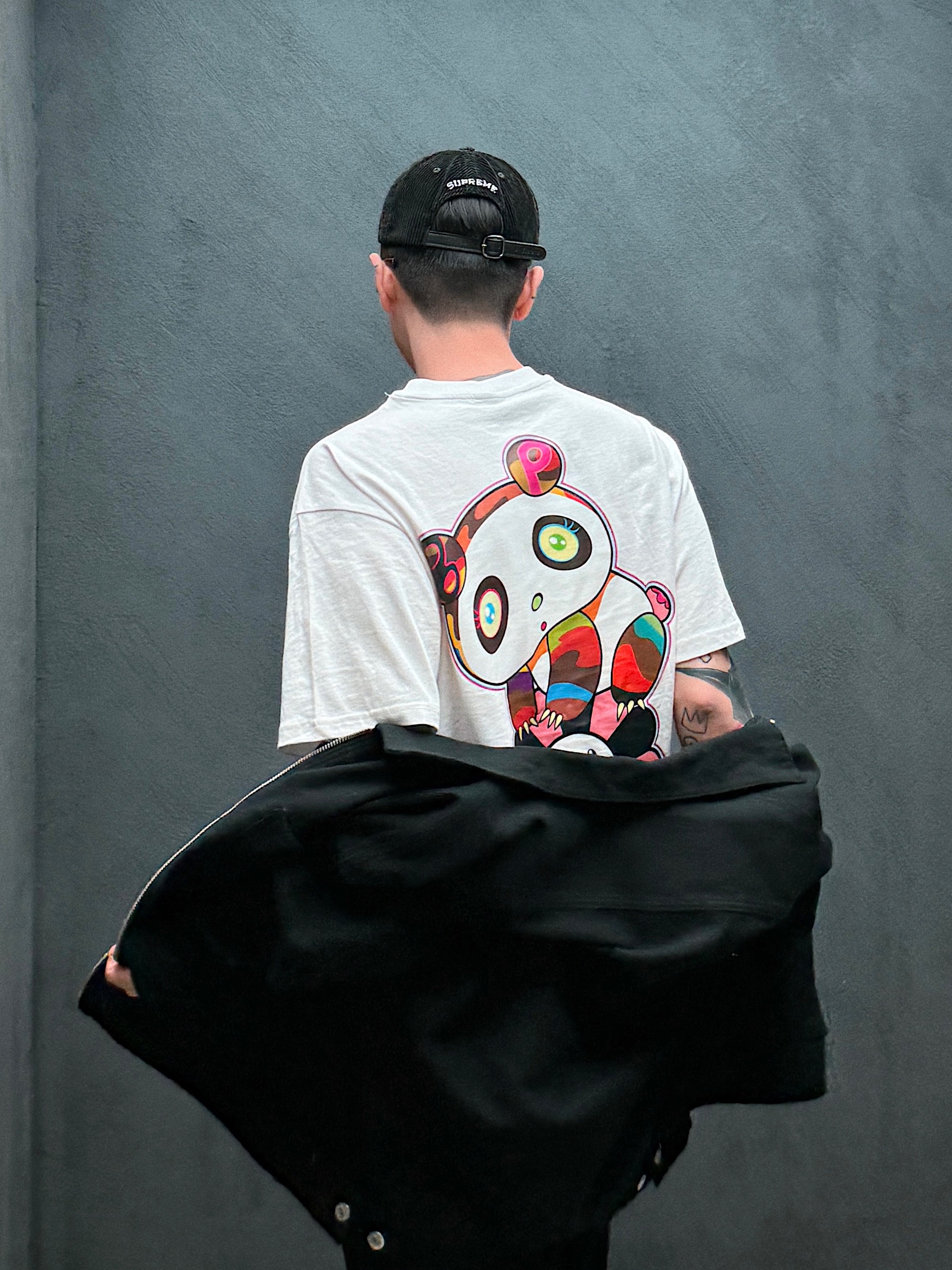 Kaikai Kiki x Blackpink Flower Keychain, Kaikai Kiki x Blackpink Pandakashi Dreams T-Shirt White 착용 스타일 - 3