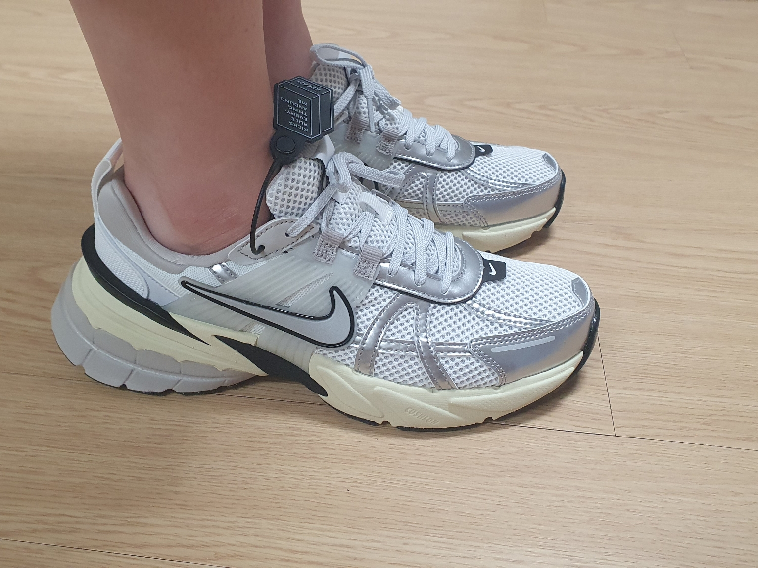 Nike V2K Run Summit White Metallic Silver 착용 스타일 - 1