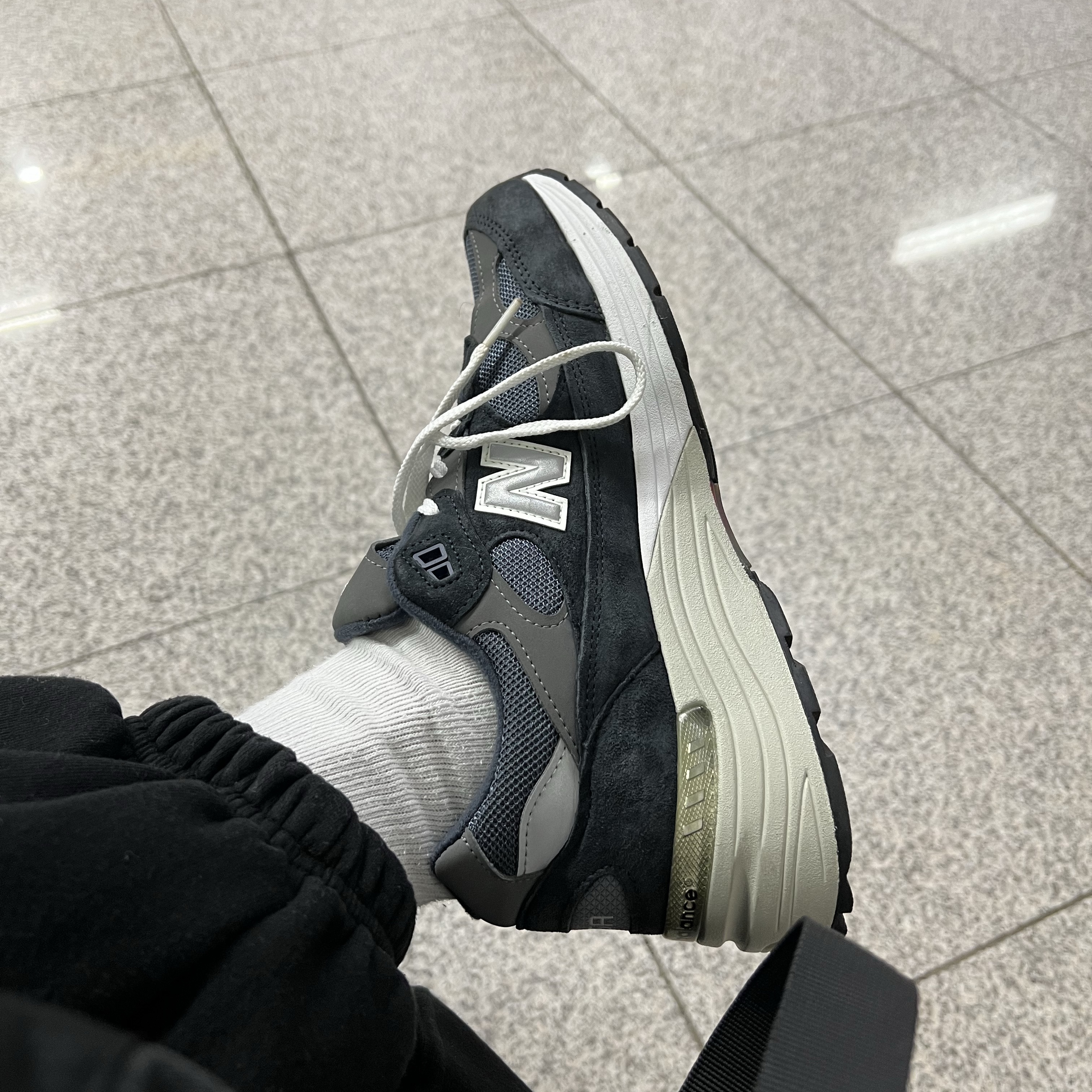 New Balance 992 Made in USA Navy, Undermycar Mu.03 Anti Fxxking Logo Play Oversized Sweat Jogger Black 착용 스타일 - 2