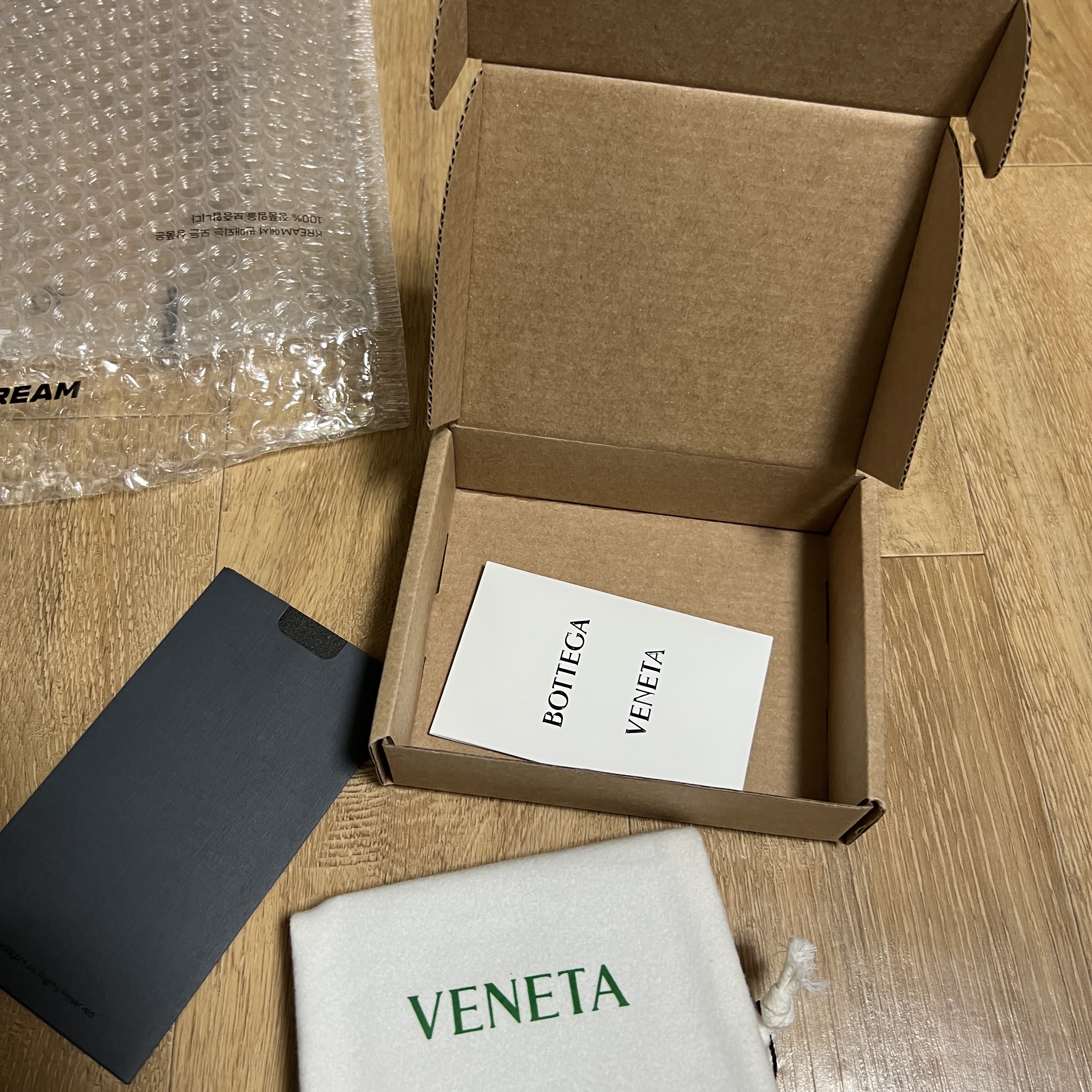 Bottega Veneta Credit Card Case Grey 착용 스타일