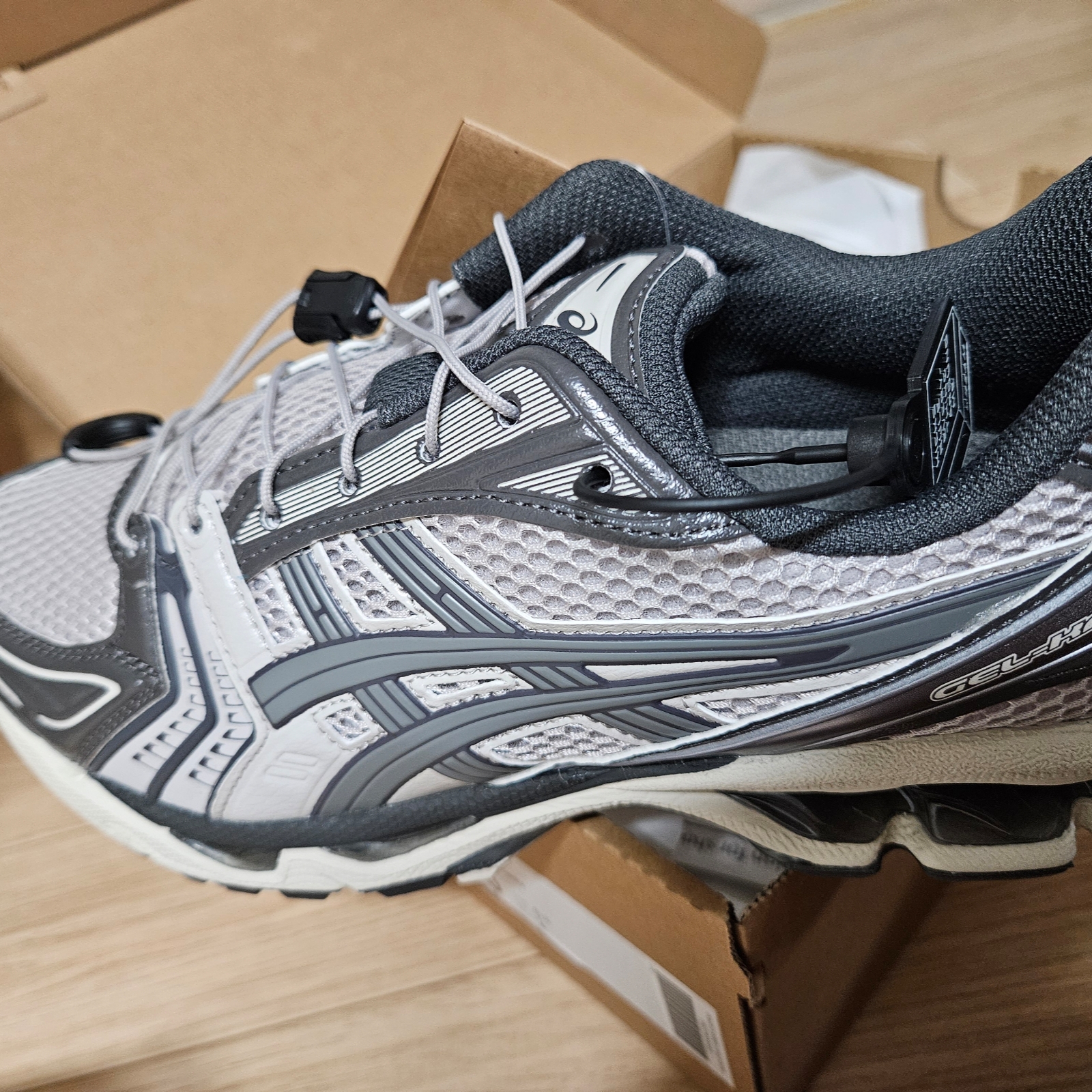 Asics Unlimited Gel-Kayano 14 Oyster Grey Clay Grey 착용 스타일 - 2