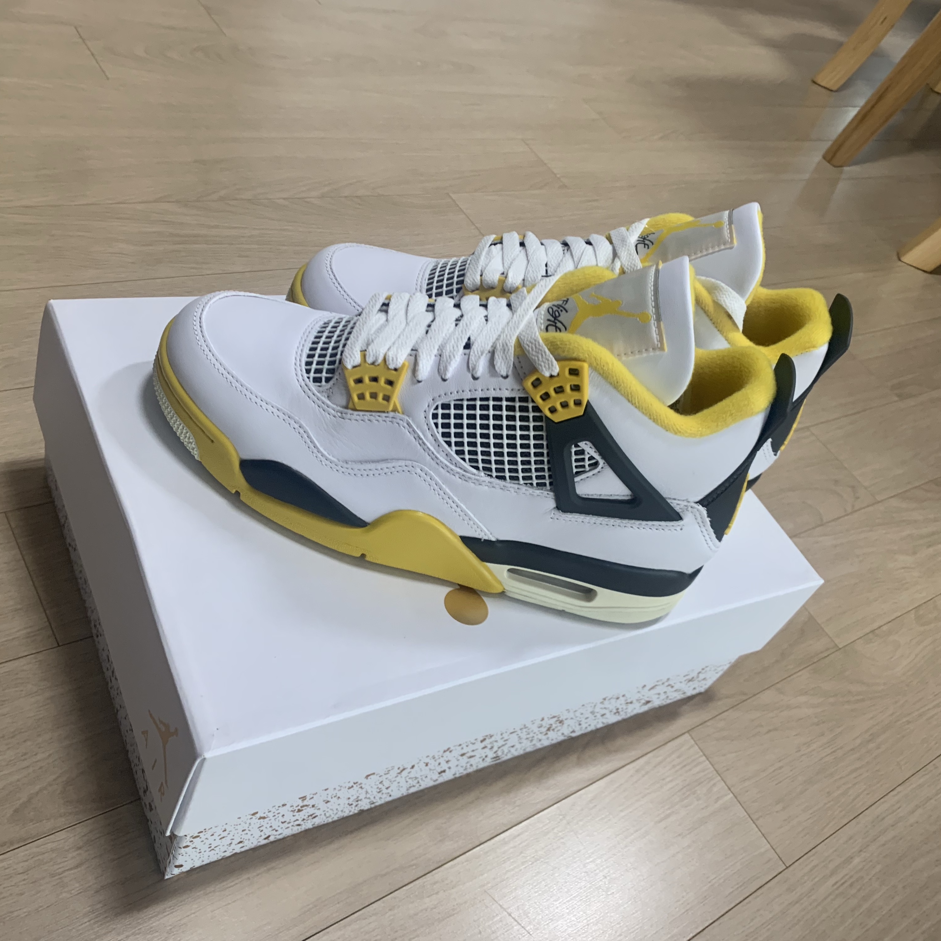 (W) Jordan 4 Retro Vivid Sulfur 착용 스타일 - 2
