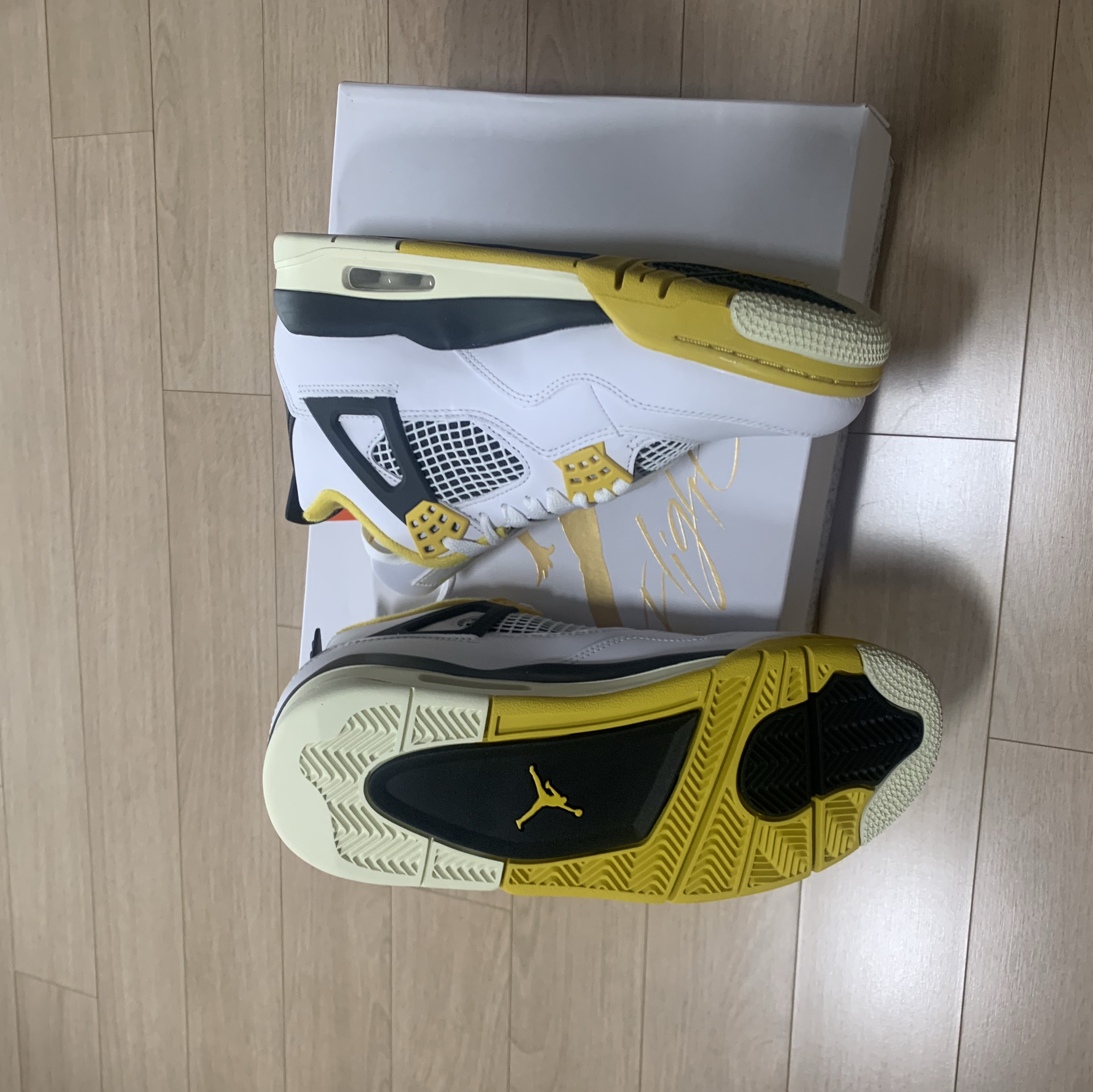 (W) Jordan 4 Retro Vivid Sulfur 착용 스타일 - 5