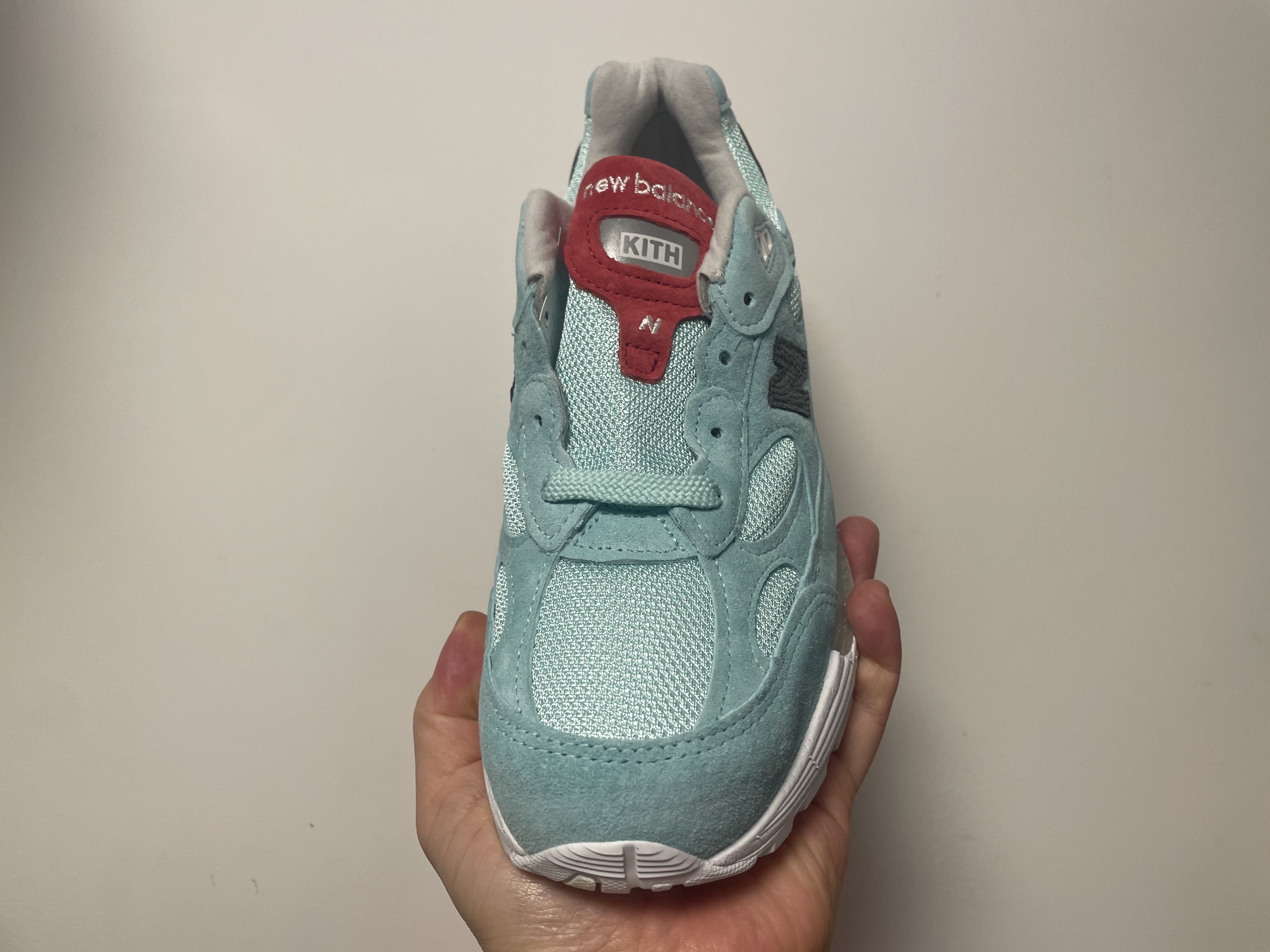 New Balance x Kith 992 Made in USA Kithmas Light Reef 착용 스타일 - 4