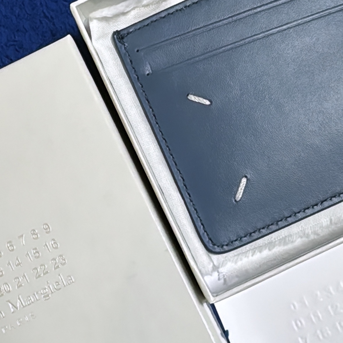 Maison Margiela Bovine Leather Card Holder Blue 착용 스타일