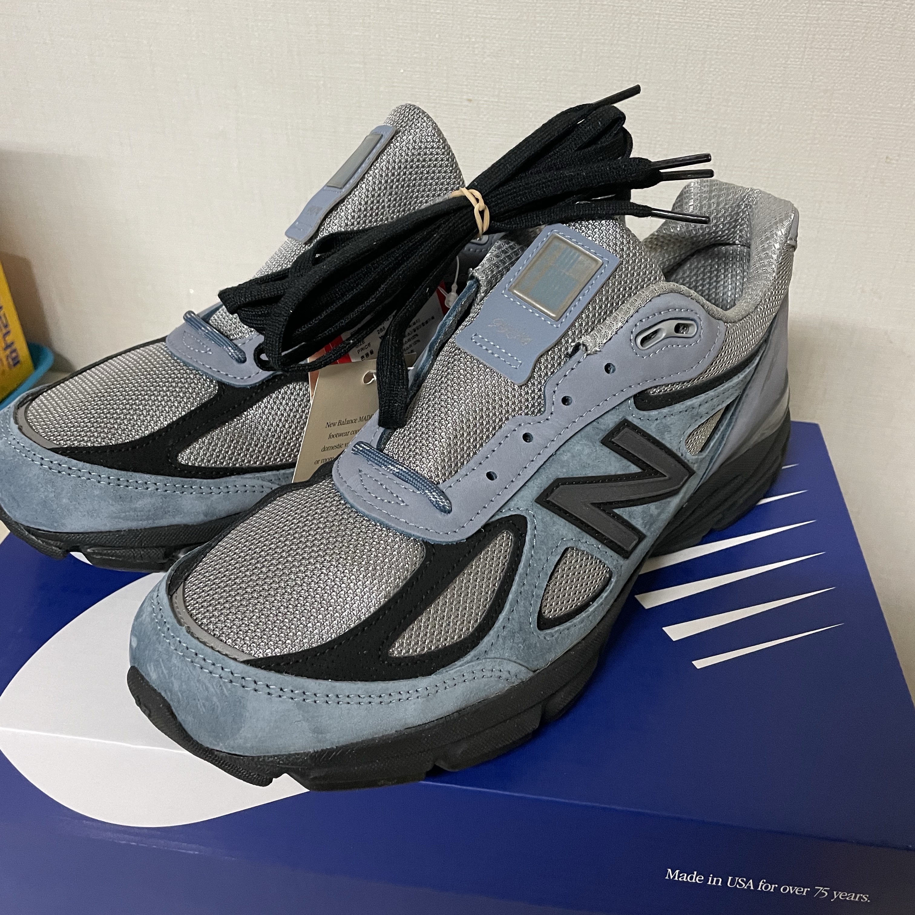 New Balance 990v4 Made in USA Arctic Grey 착용 스타일 - 5