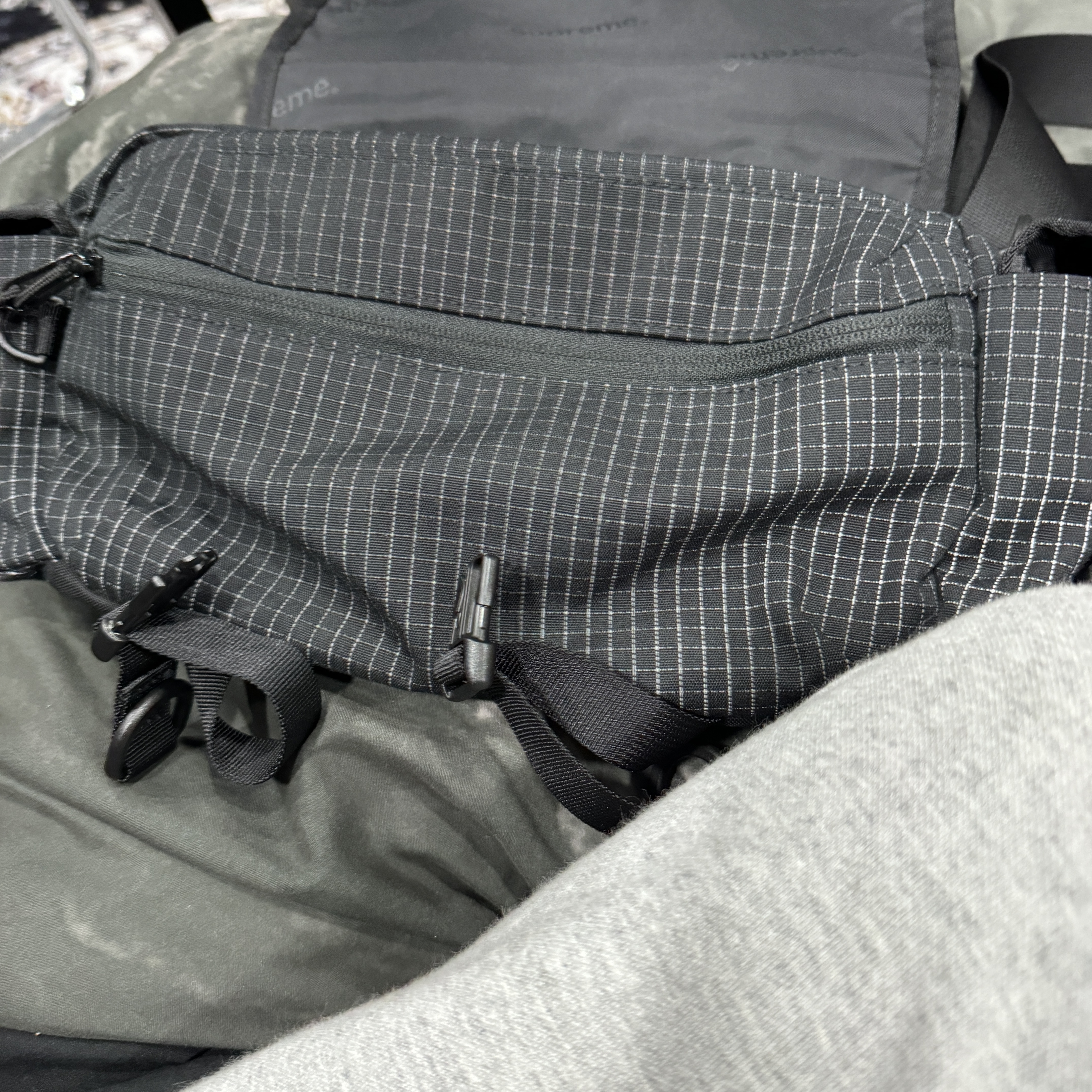 Supreme Mini Duffle Bag Black - 24SS, Supreme Hav-A-Hank Bandanas Multicolor (Set of 3) - 24SS 착용 스타일 - 4