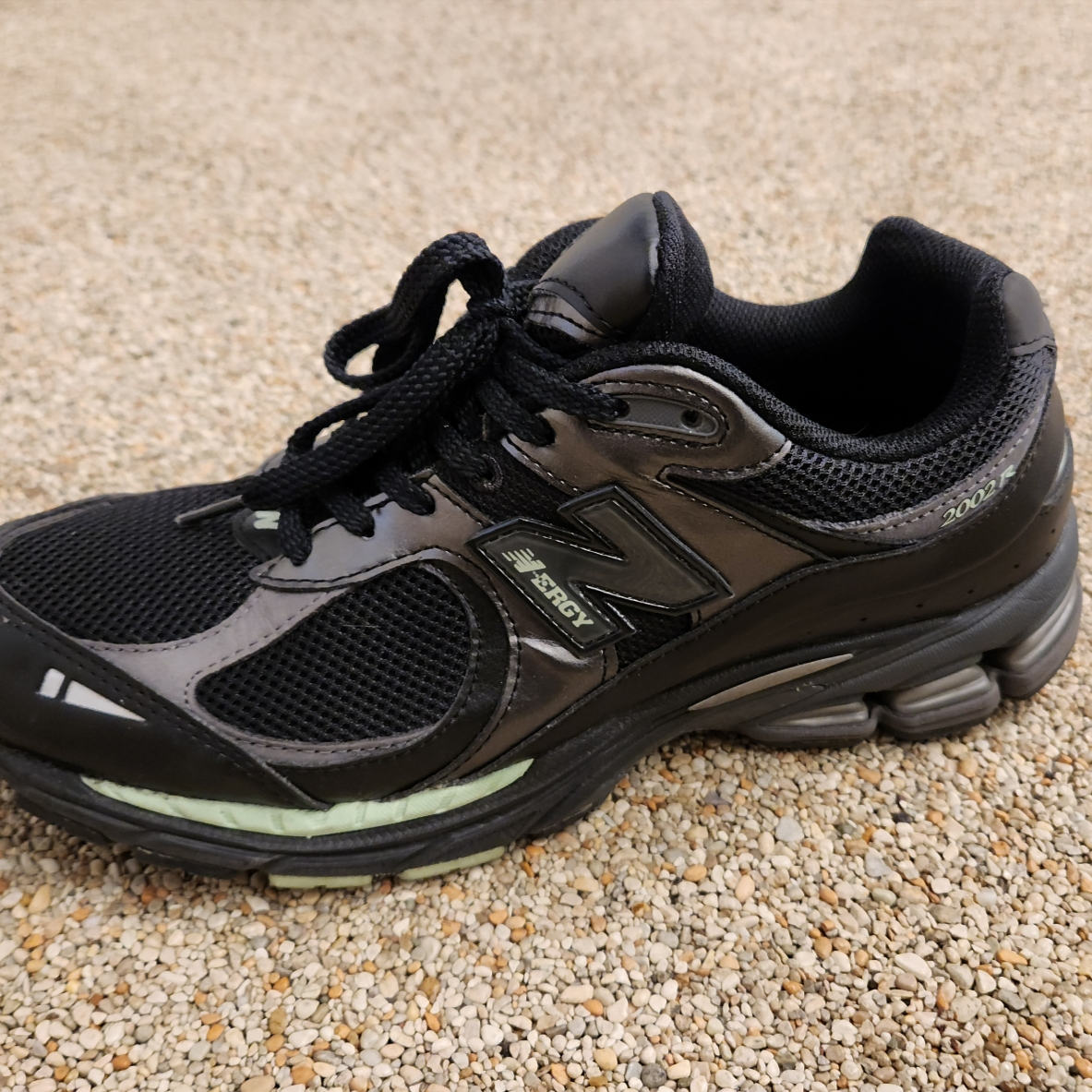 New Balance x J.Crew 2002R Black Powder Green 착용 스타일 - 6