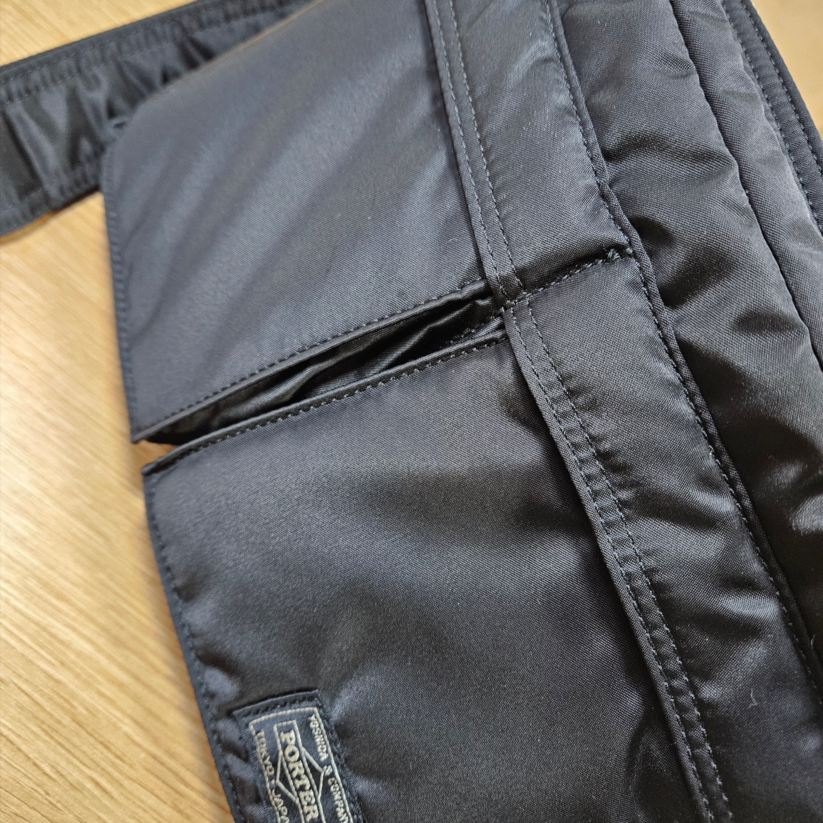 Porter Tanker Shoulder Bag L Black 착용 스타일