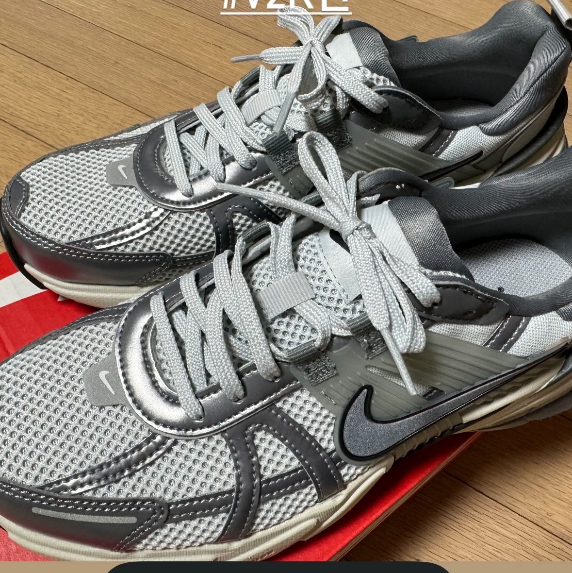 Nike V2K Run Pure Platinum Wolf Grey 착용 스타일 - 2