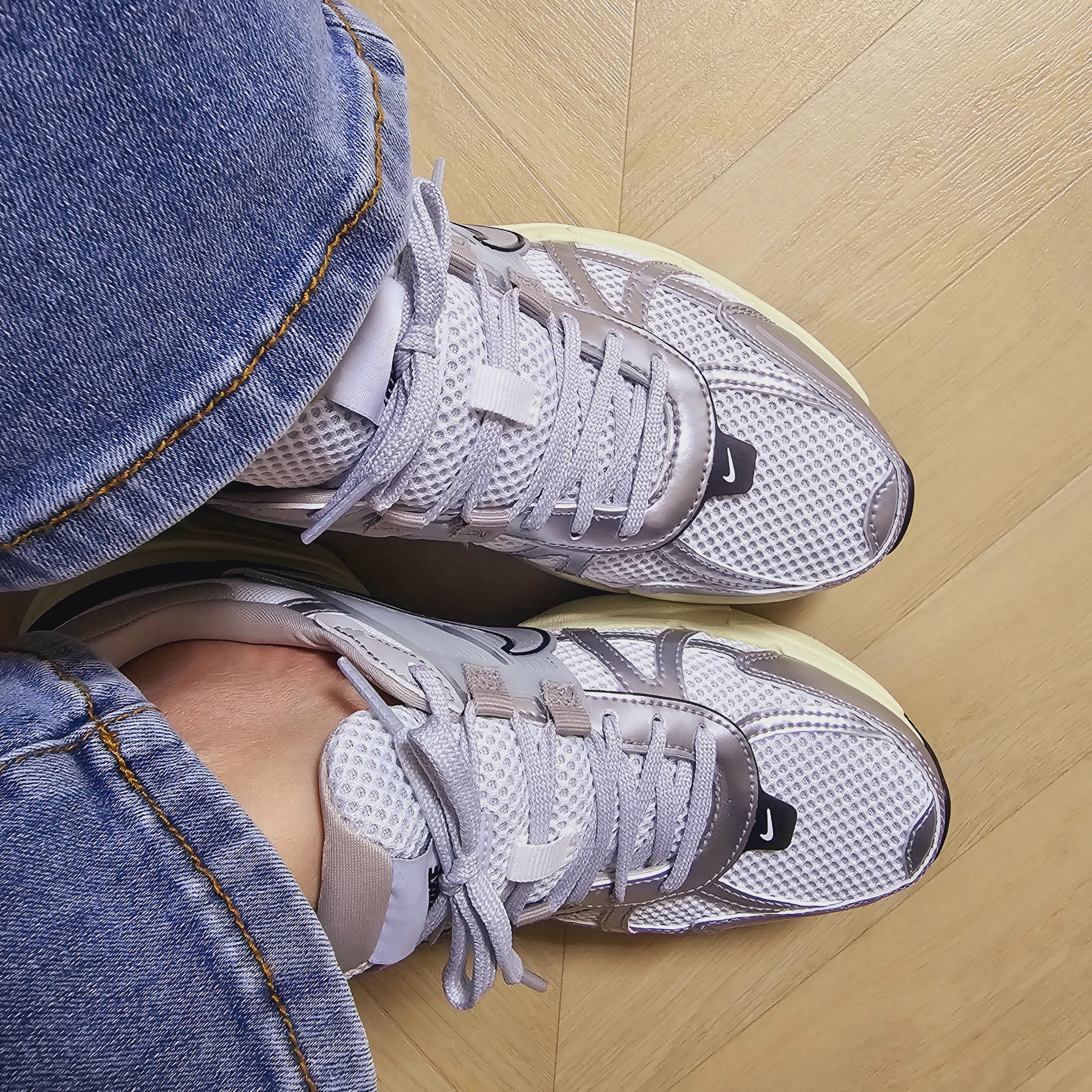 Nike V2K Run Summit White Metallic Silver 착용 스타일