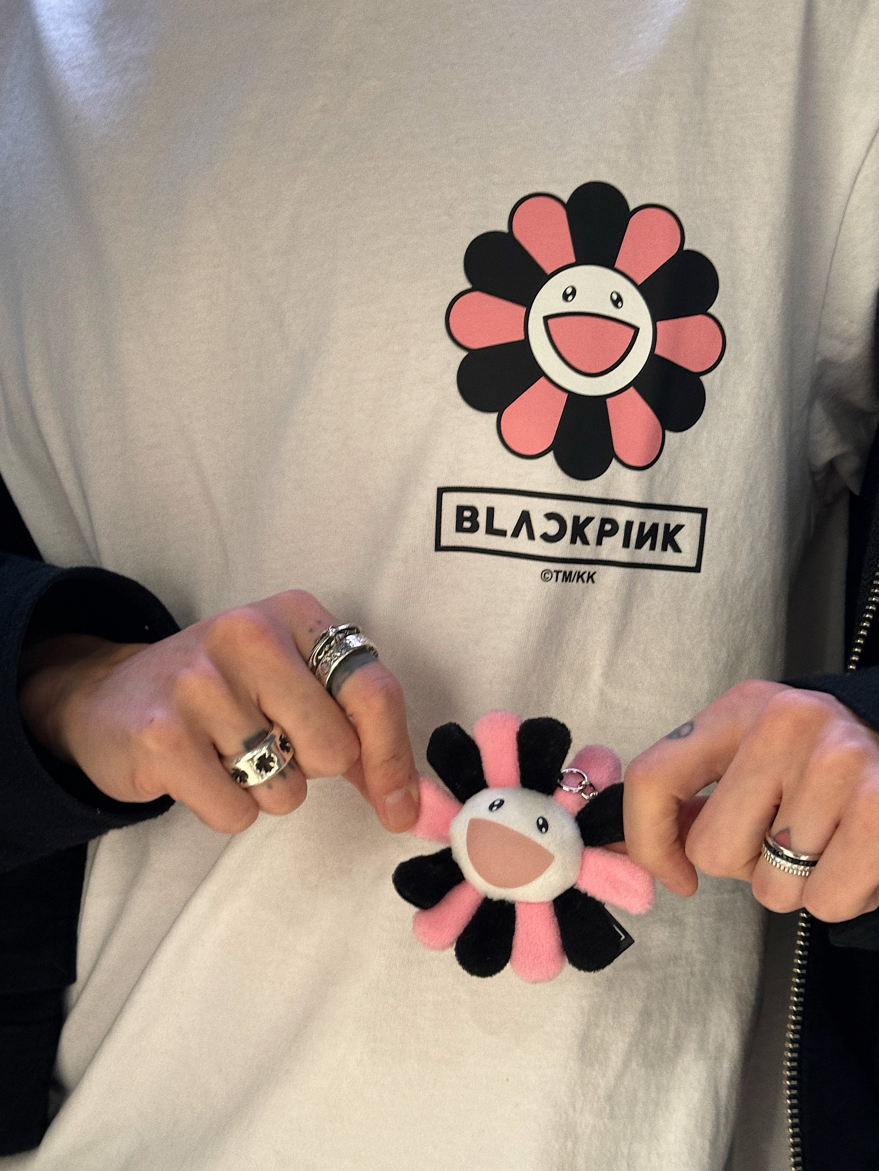 Kaikai Kiki x Blackpink Flower Keychain, Kaikai Kiki x Blackpink Pandakashi Dreams T-Shirt White 착용 스타일 - 6