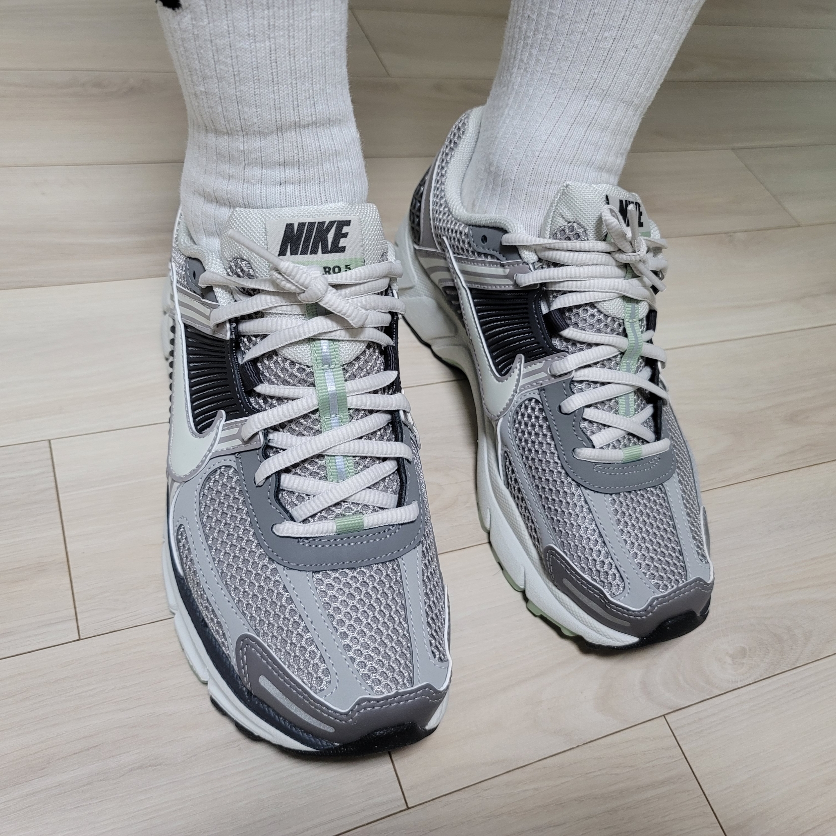 (W) Nike Zoom Vomero 5 Cobblestone and Flat Pewter 착용 스타일
