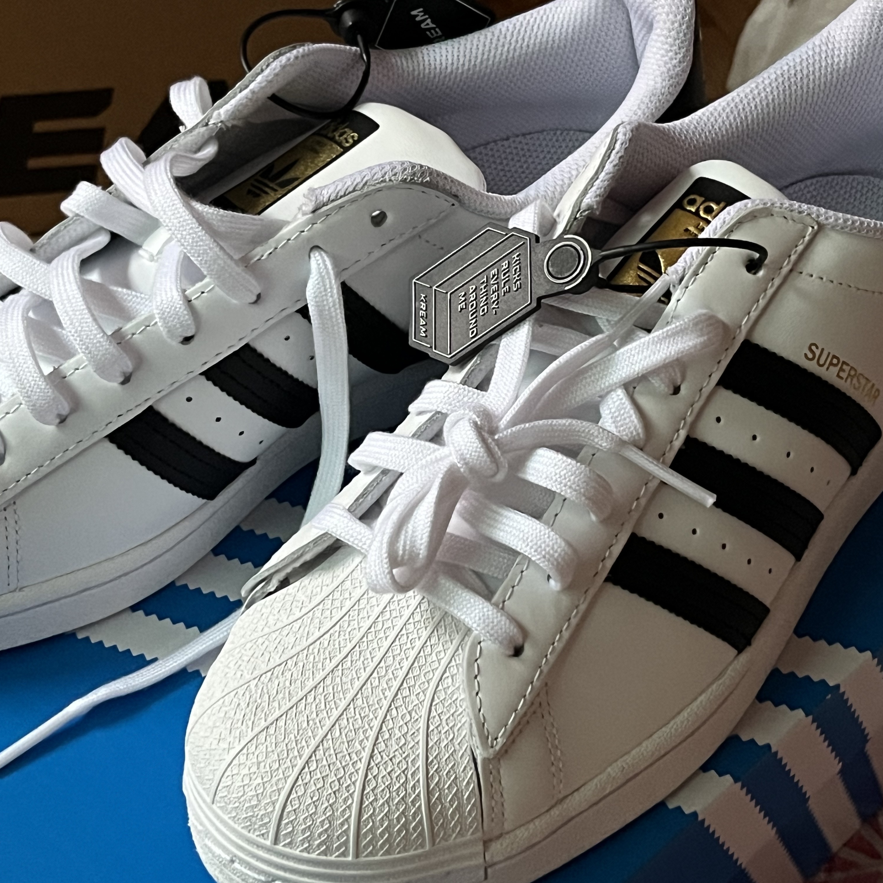 Adidas Superstar White Black 착용 스타일