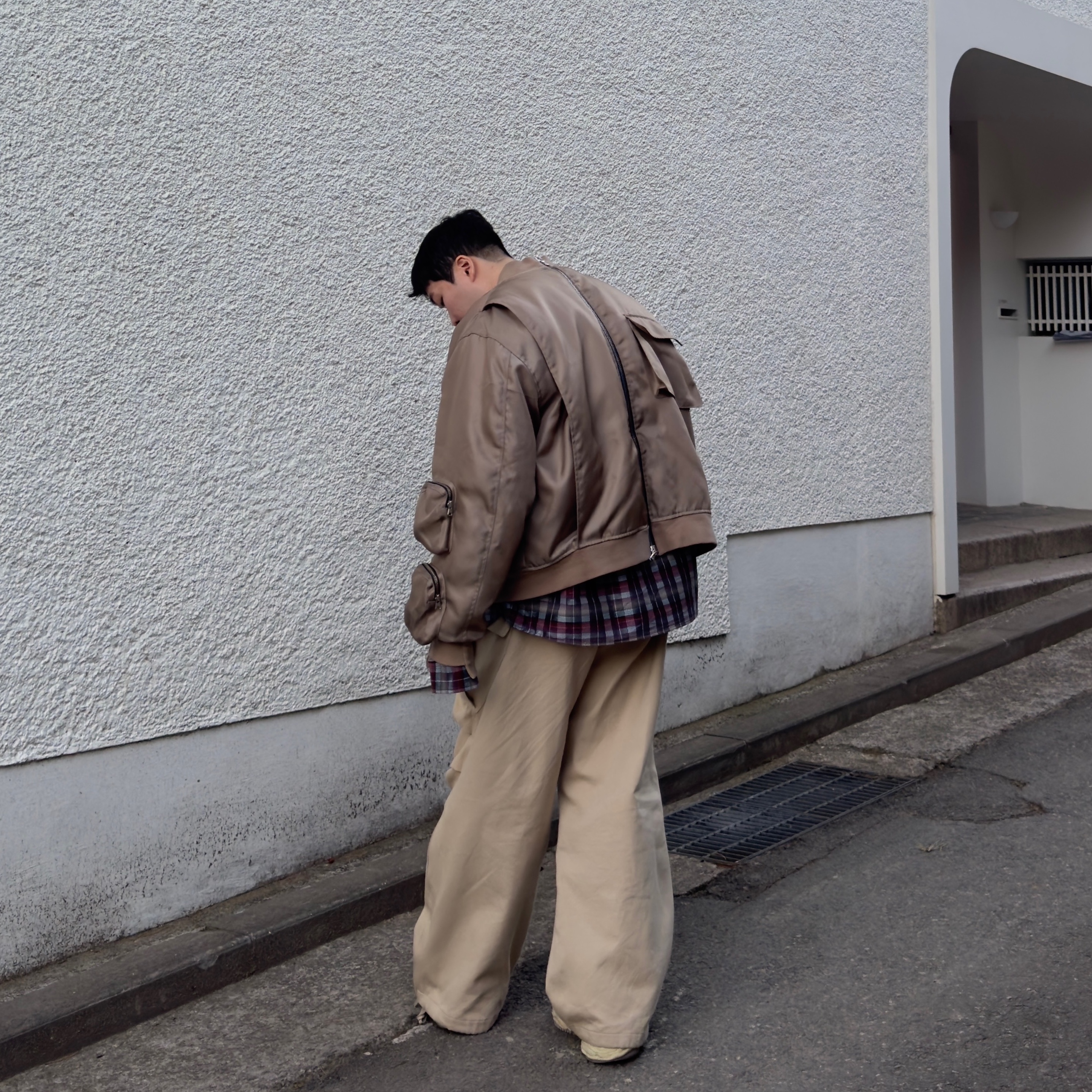 Nonnod Flexible String Check Shirts Wine, Nonnod Side Zip Cargo Pants Beige 착용 스타일 - 1