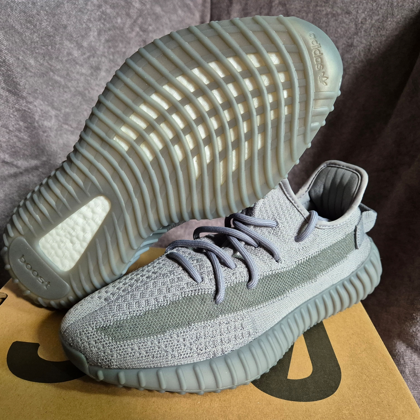 Adidas Yeezy Boost 350 V2 Steel Grey 착용 스타일 - 3