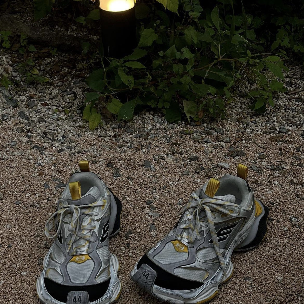 Balenciaga Cargo Sneakers Grey Black Yellow 착용 스타일 - 2