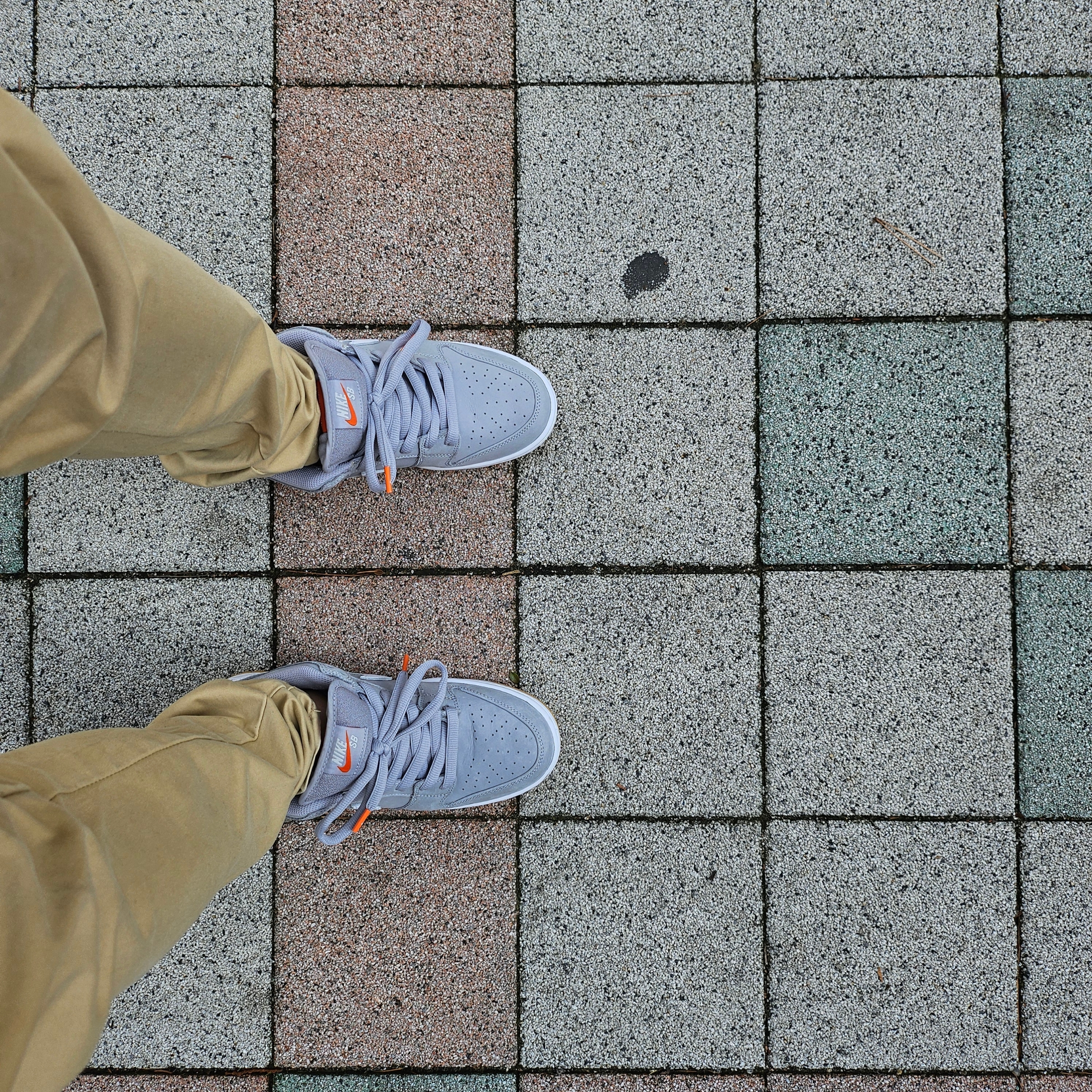 Nike Dunk Low Pro SB Wolf Grey White 착용 스타일 - 5