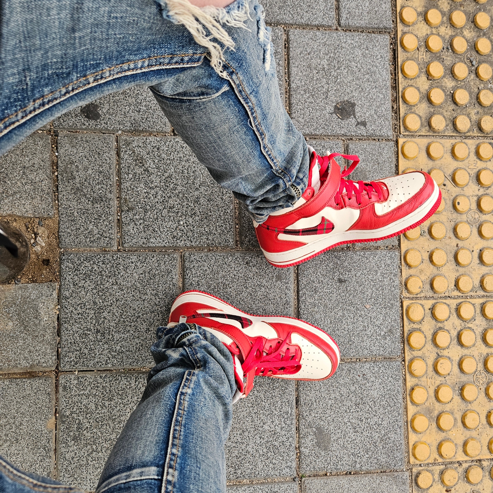 Nike Air Force 1 Mid '07 LX University Red and Pale Ivory 착용 스타일
