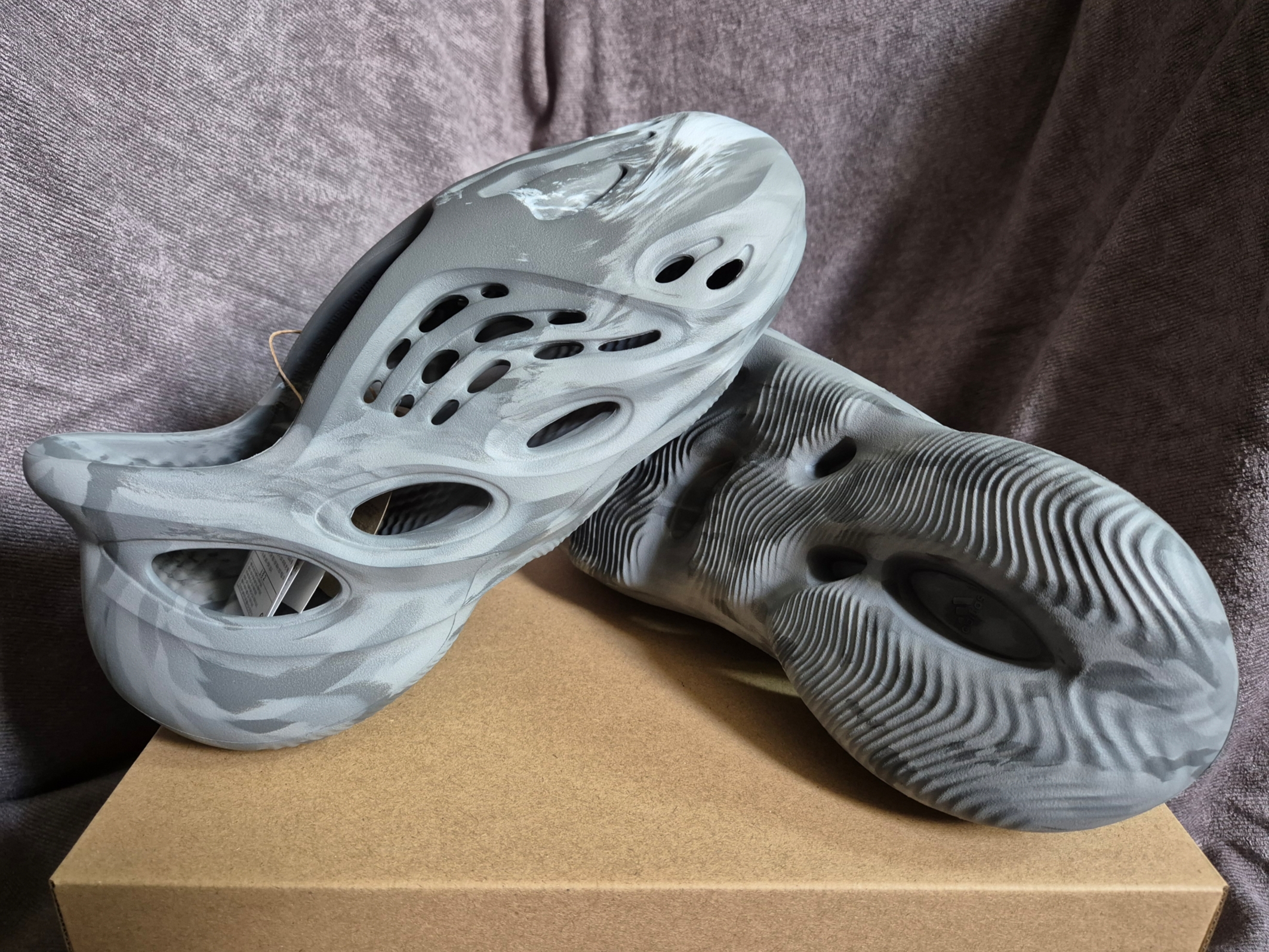 Adidas Yeezy Foam RNNR MX Granite, Adidas Yeezy Foam RNNR Onyx 착용 스타일 - 2