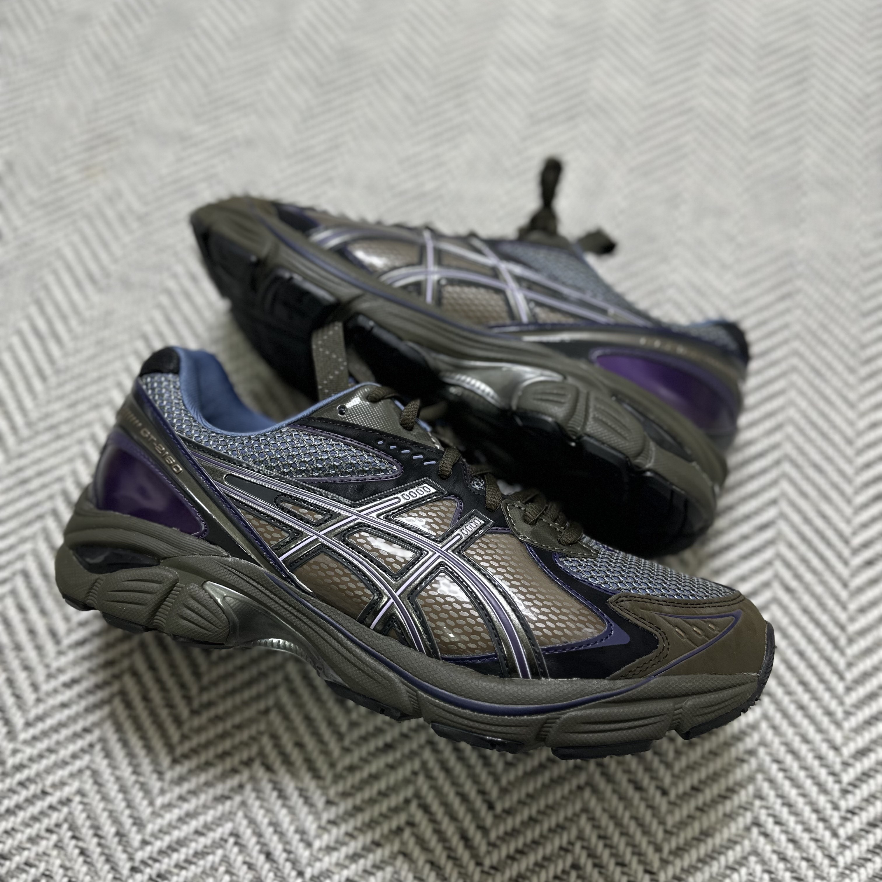 Asics UB6-S GT-2160 Grey Floss Brown Storm 착용 스타일 - 2