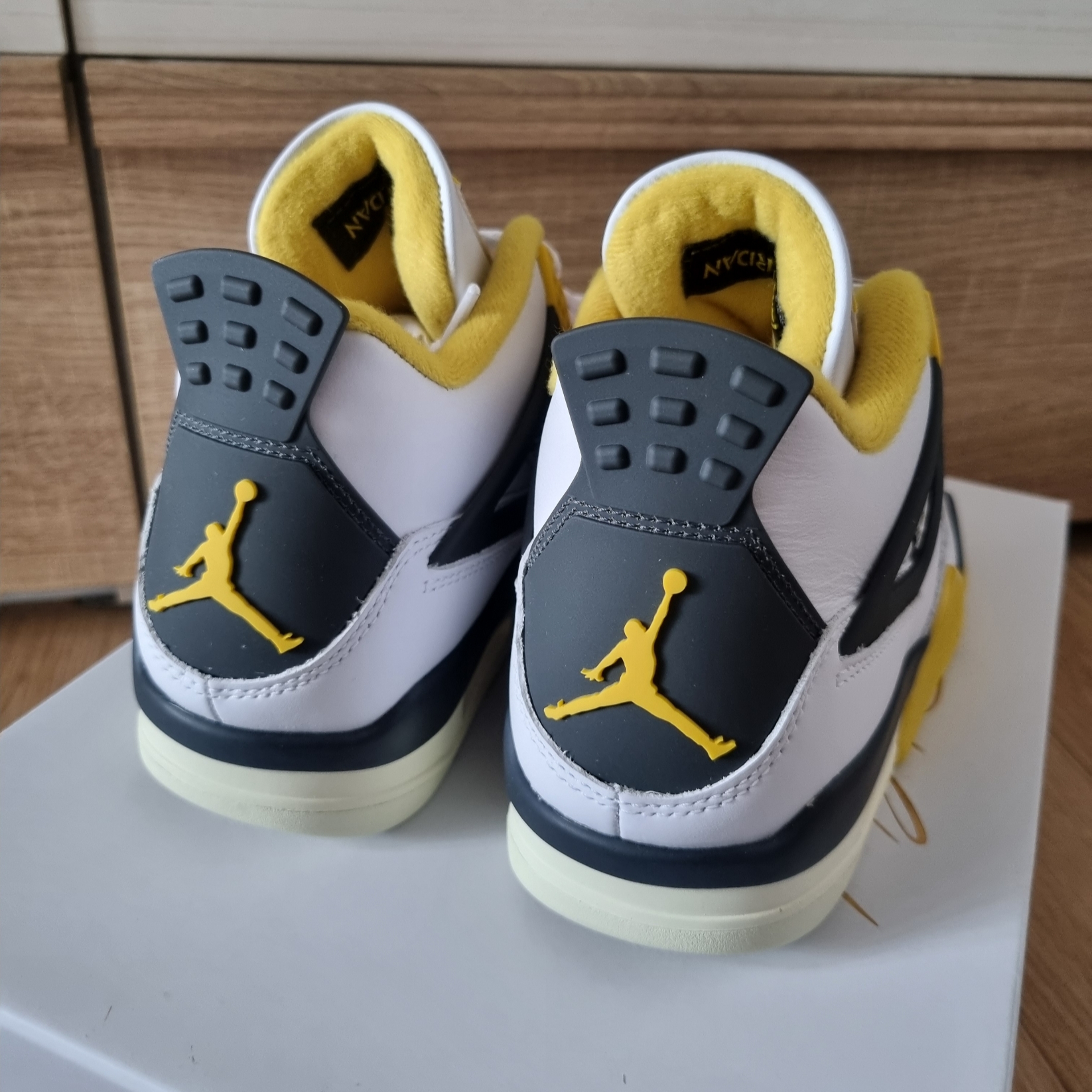 (W) Jordan 4 Retro Vivid Sulfur 착용 스타일 - 5