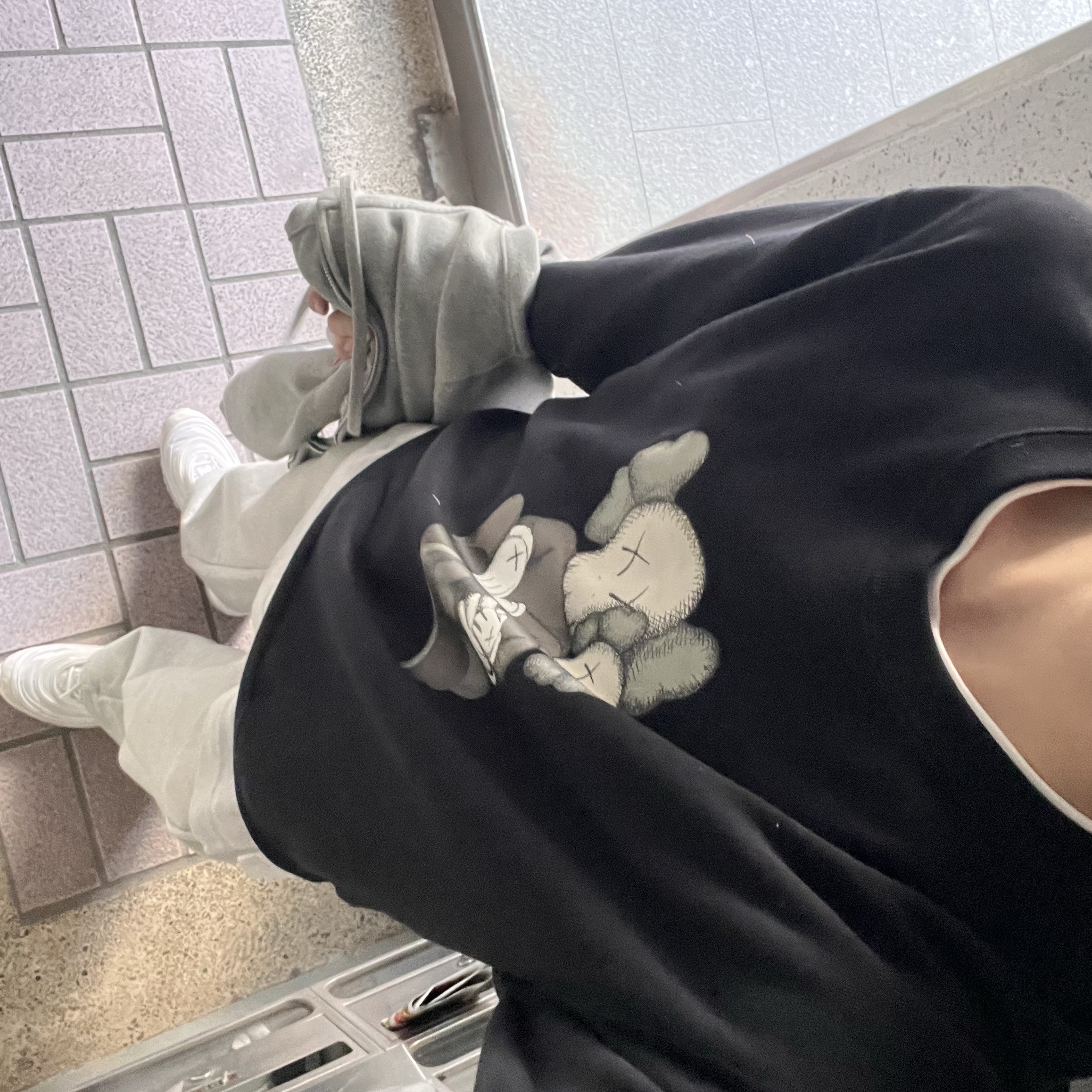 Uniqlo UT x Kaws Long Sleeve Sweatshirt Black 착용 스타일