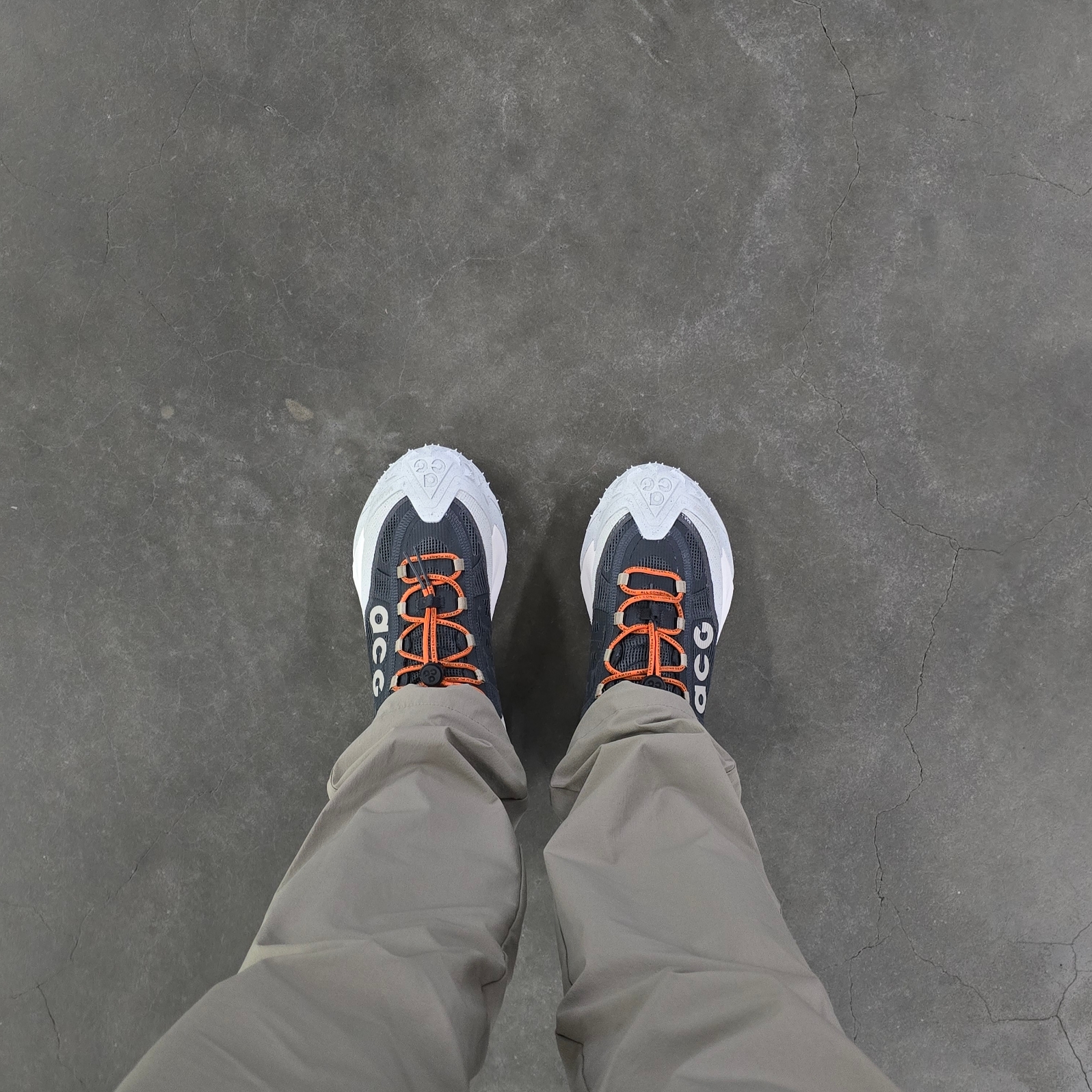 Nike ACG Mountain Fly Low Gore-Tex Dark Smoke Grey 착용 스타일