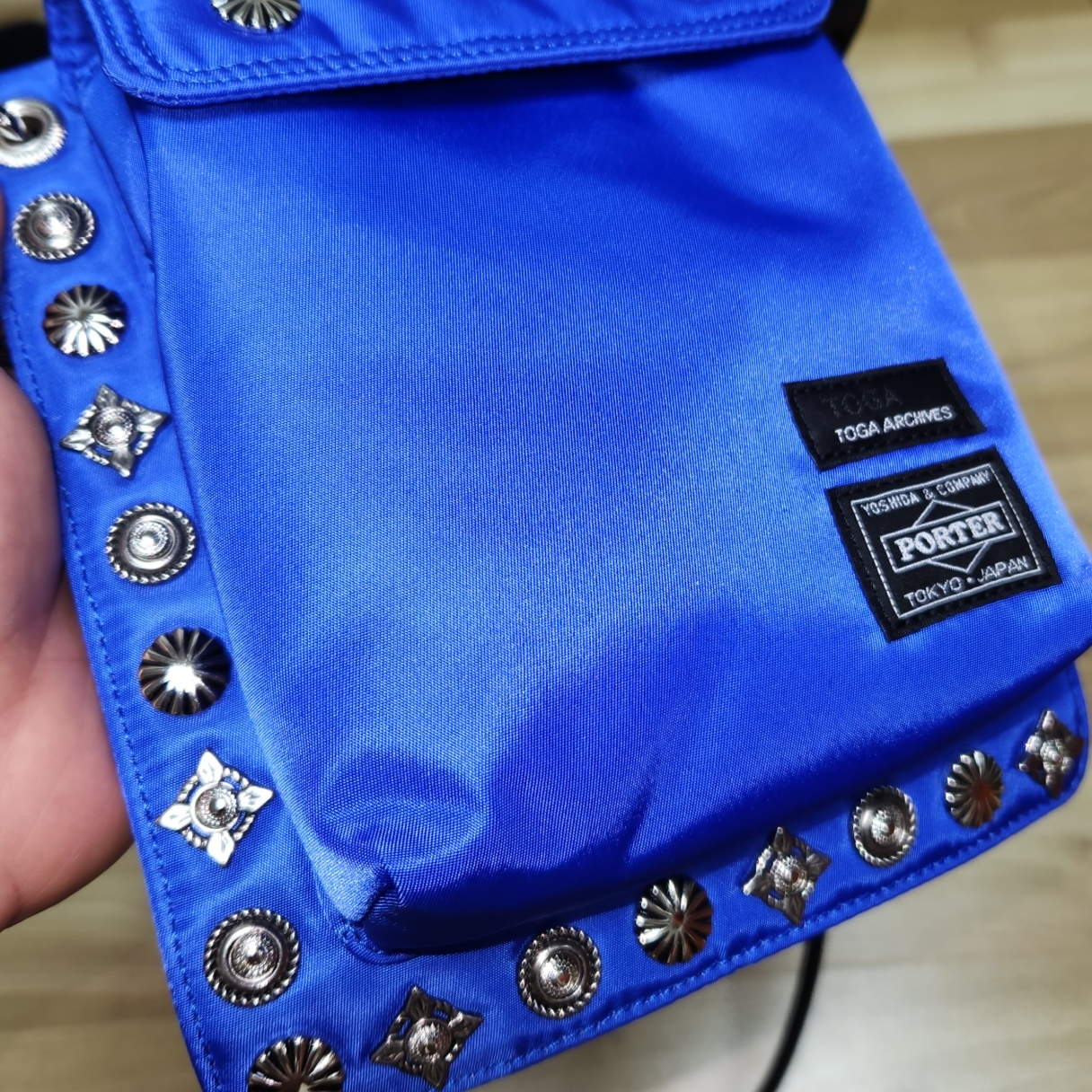 Porter x Toga Shoulder Pouch Black 착용 스타일 - 1