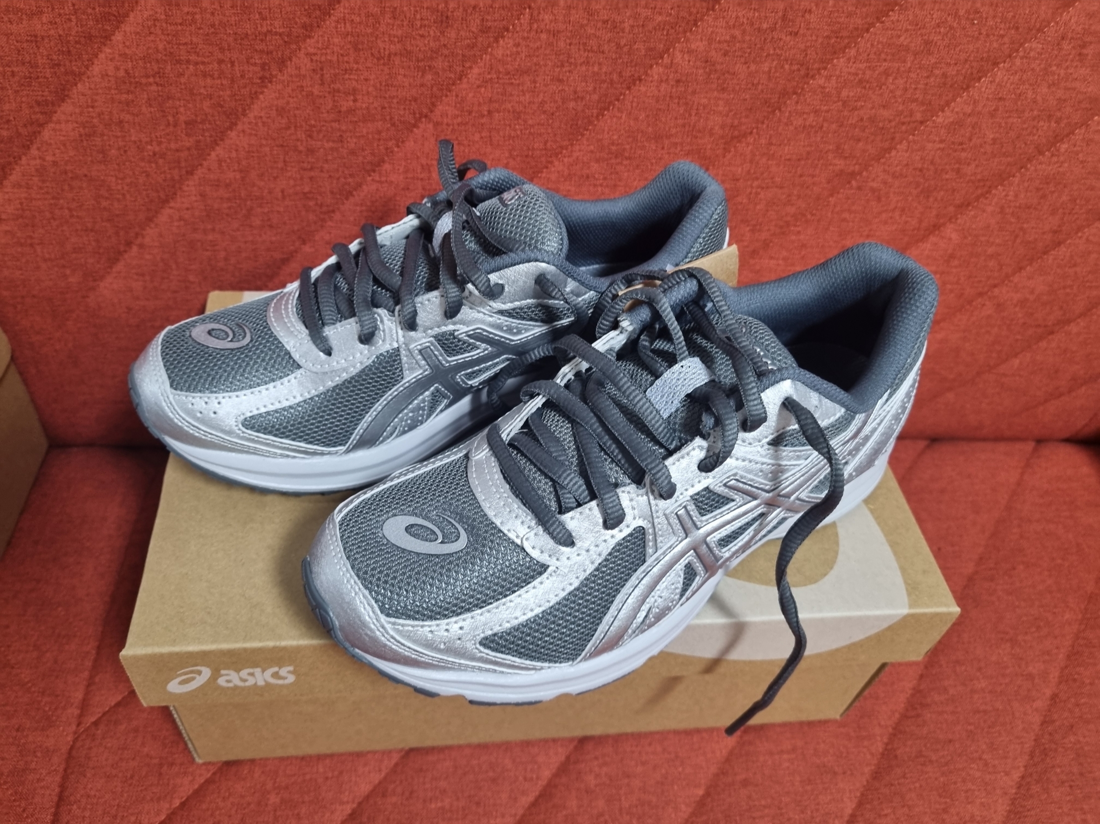 Asics Jog 100 S SMU Sheet Rock Pure Silver - 2E Wide 착용 스타일