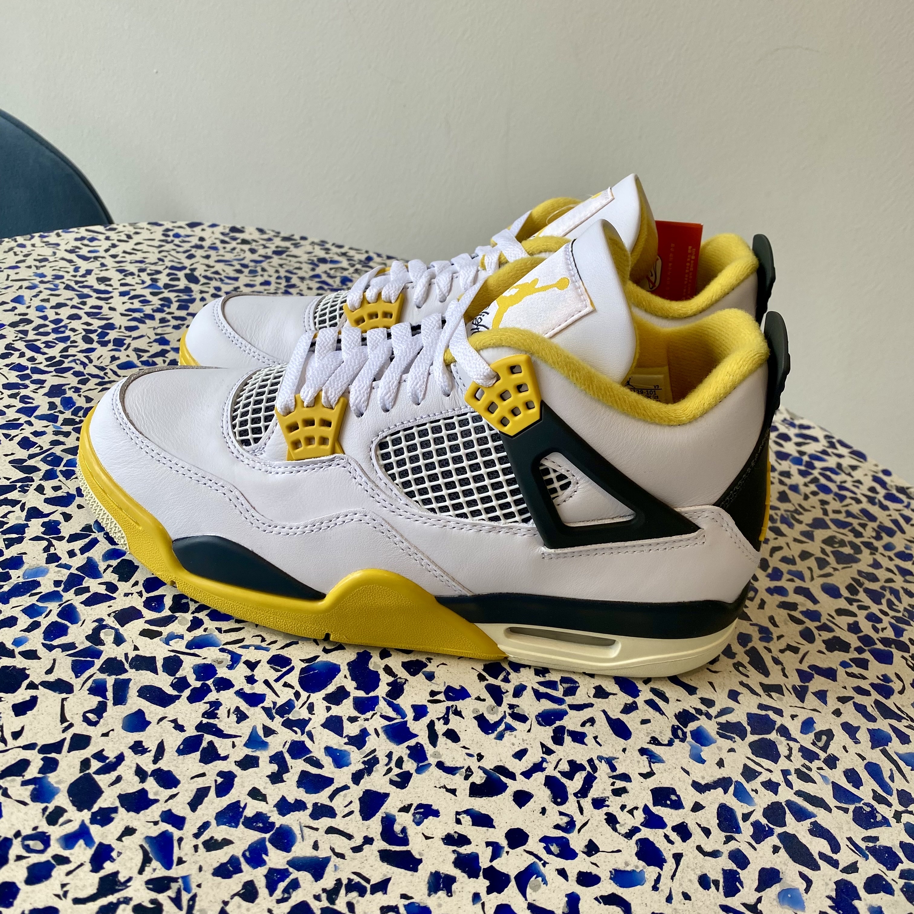 (W) Jordan 4 Retro Vivid Sulfur 착용 스타일 - 5