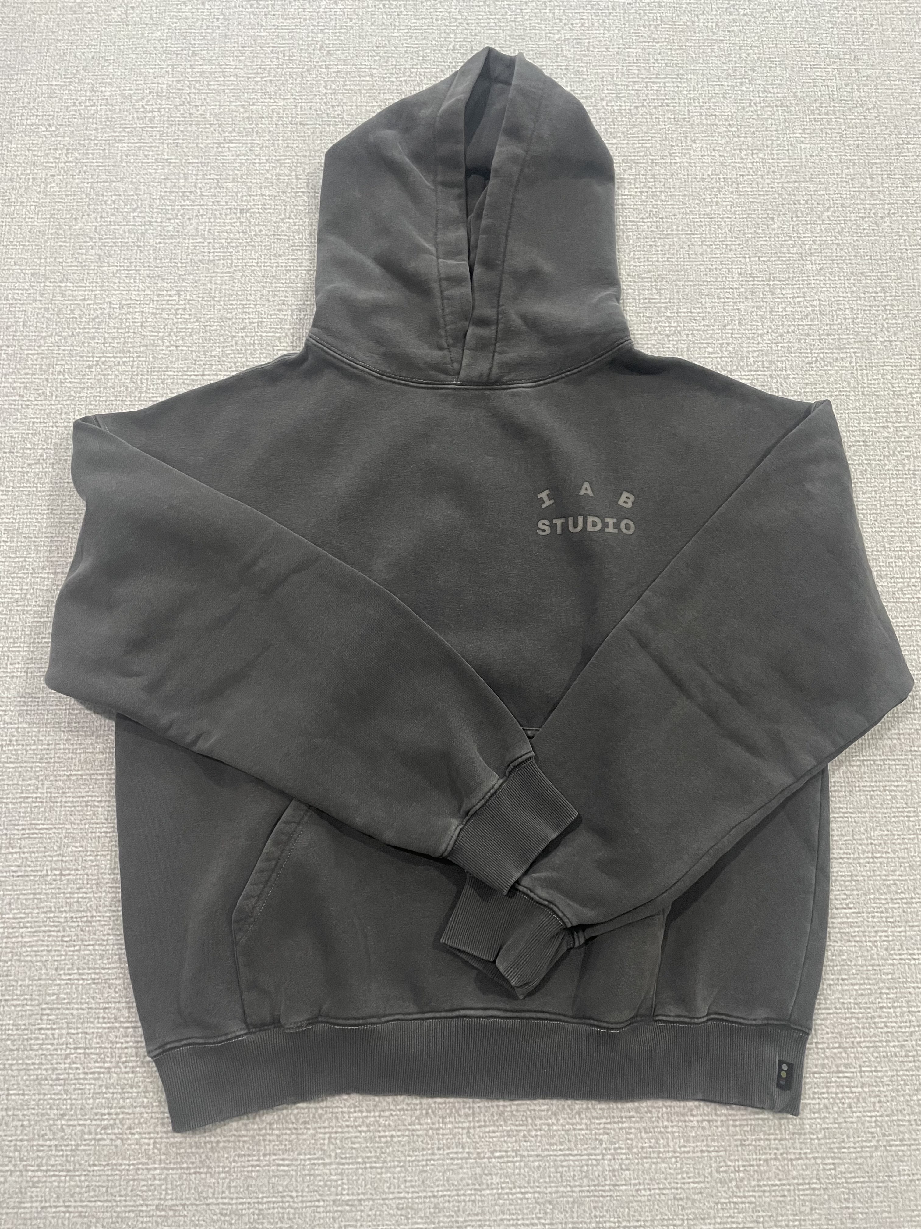 IAB Studio Pigment Hoodie Black 착용 스타일