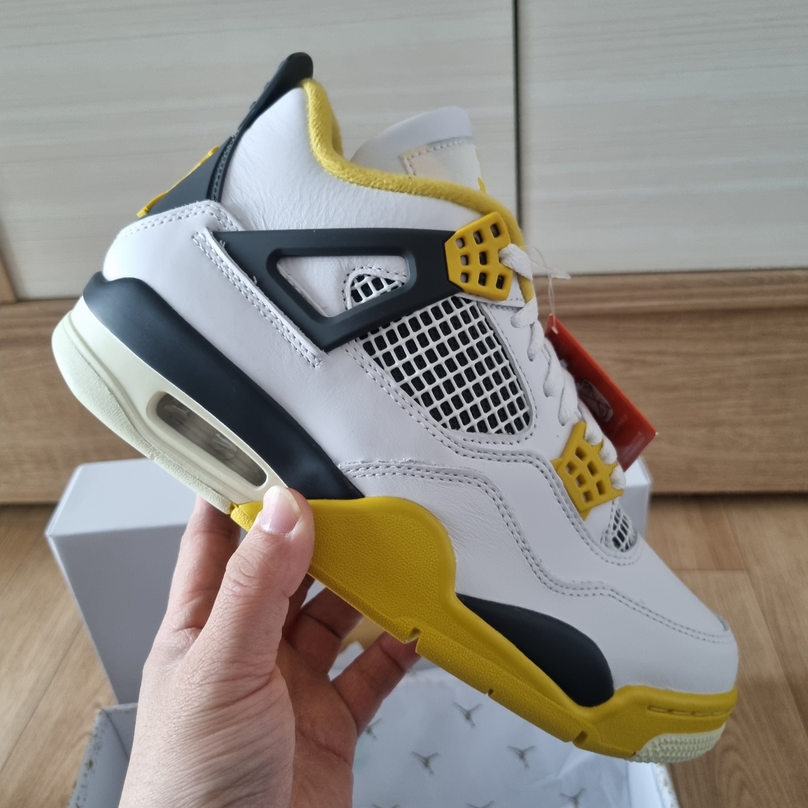(W) Jordan 4 Retro Vivid Sulfur 착용 스타일 - 2