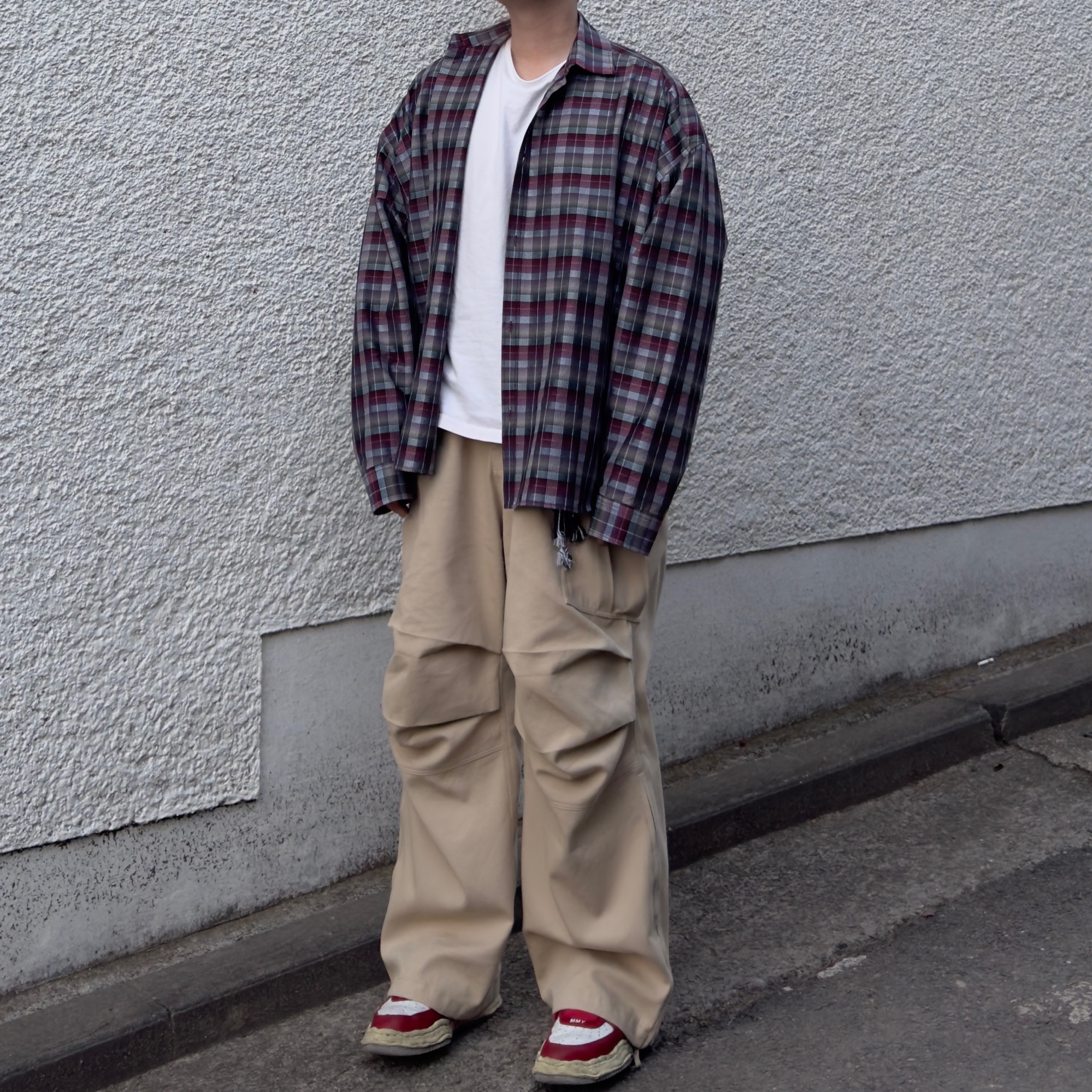 Nonnod Flexible String Check Shirts Wine, Nonnod Side Zip Cargo Pants Beige 착용 스타일 - 4