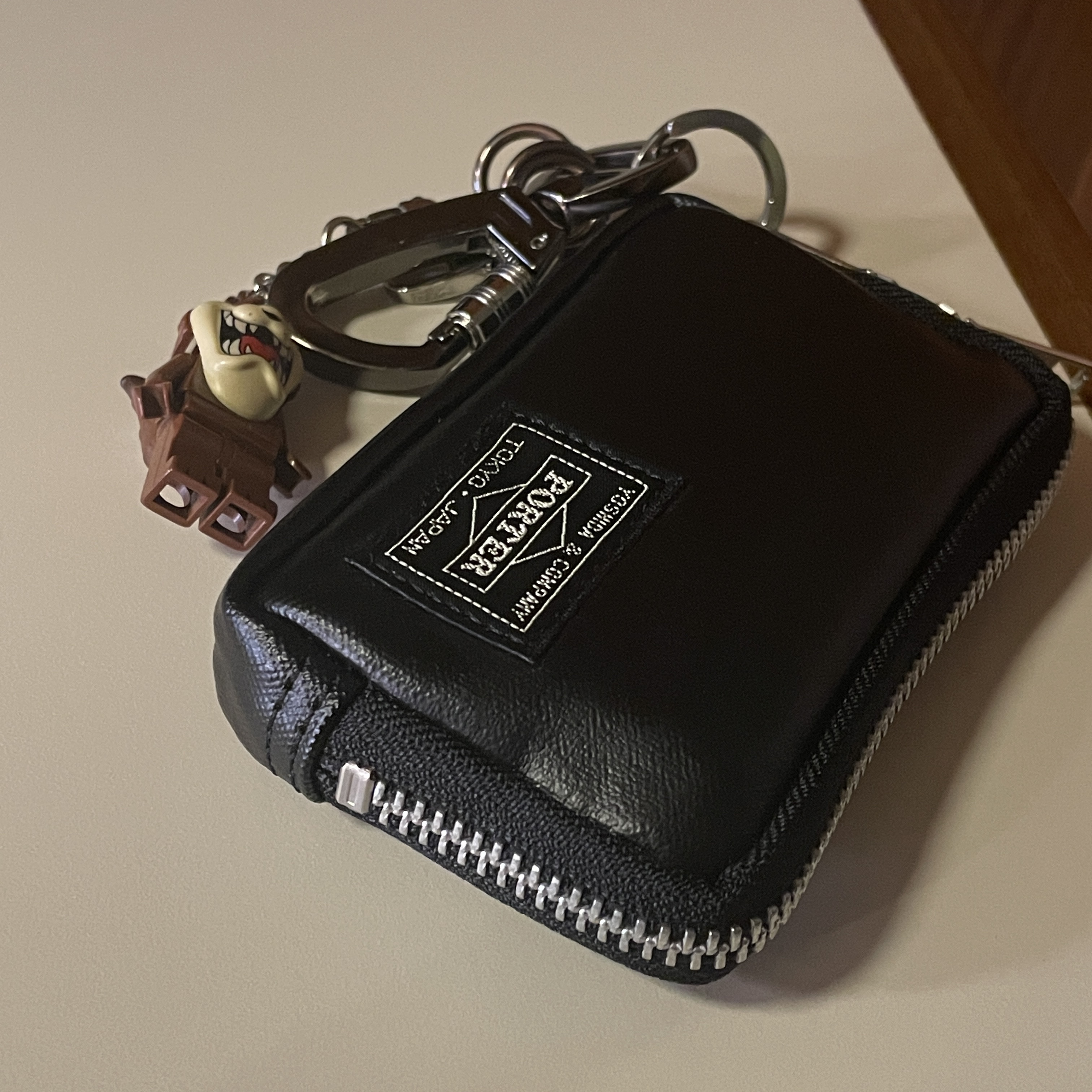 Porter Freestyle Multi Coin Case Black 착용 스타일