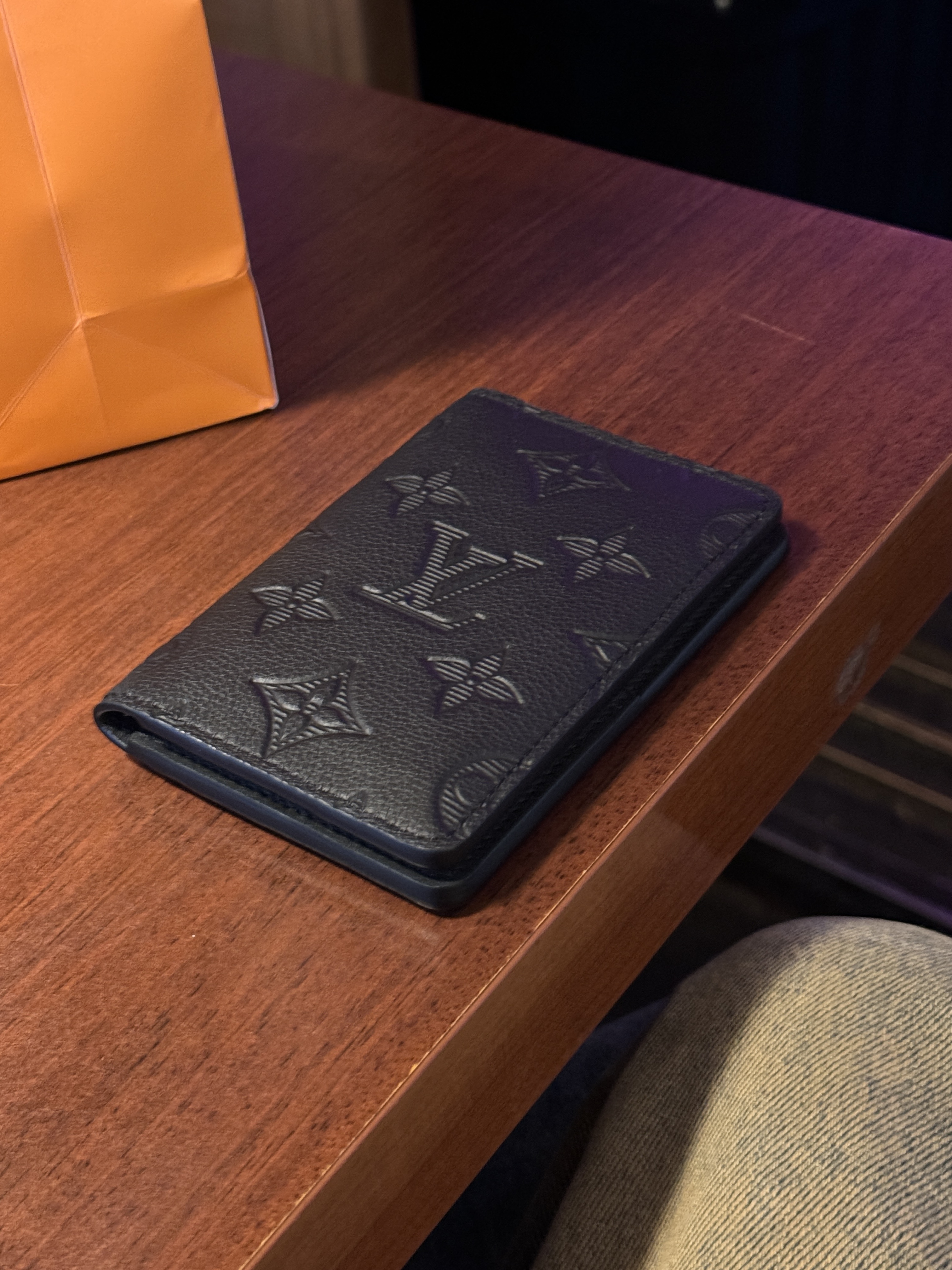 Louis Vuitton Pocket Organizer Monogram Shadow Black 착용 스타일