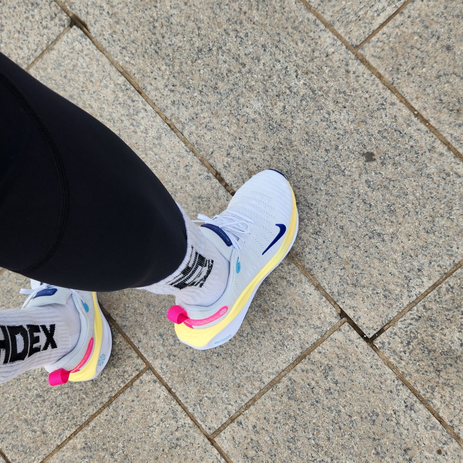 Nike ReactX Infinity Run 4 Photon Dust White 착용 스타일