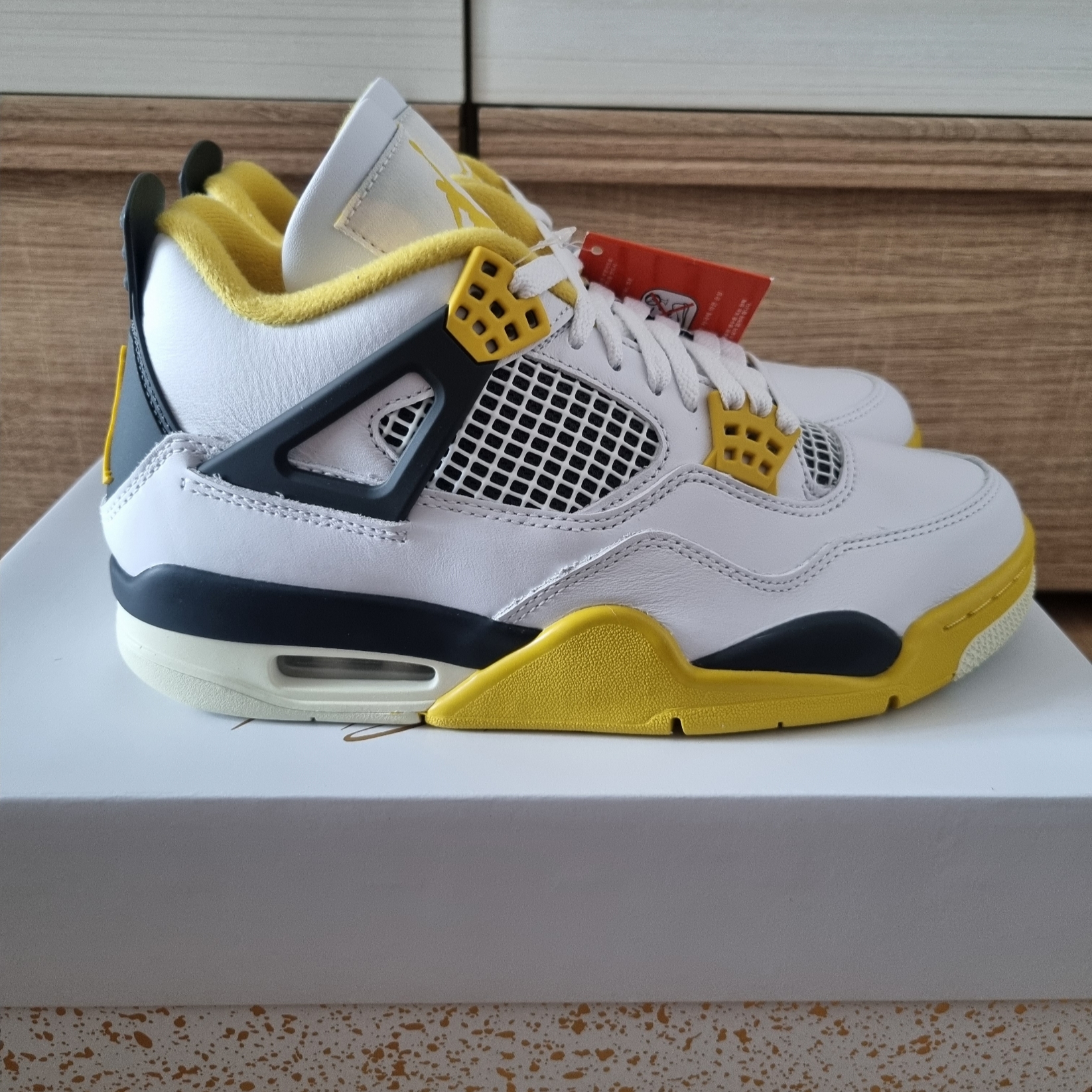(W) Jordan 4 Retro Vivid Sulfur 착용 스타일 - 3