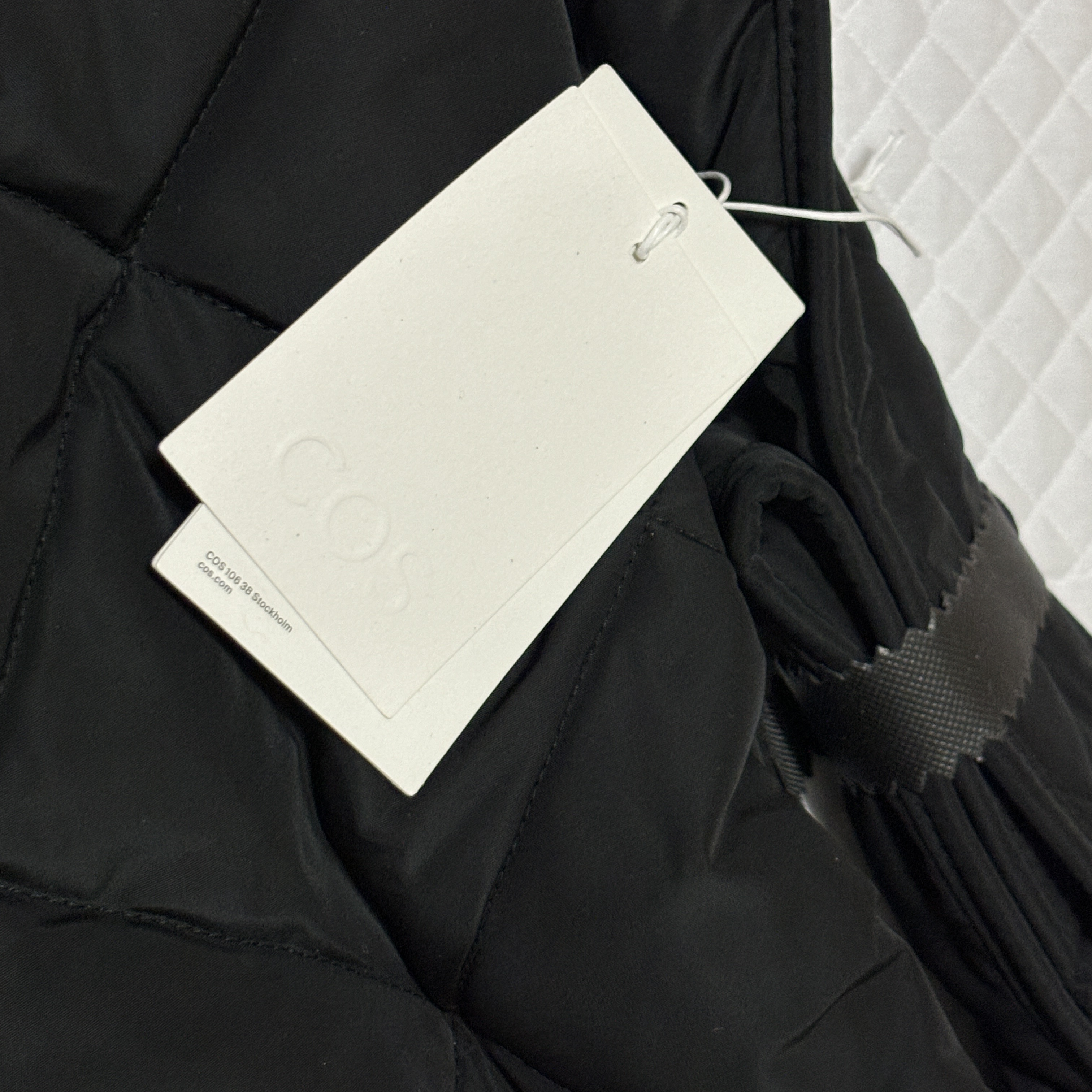 COS Diamond Quilted Oversized Shoulder Bag Black 착용 스타일