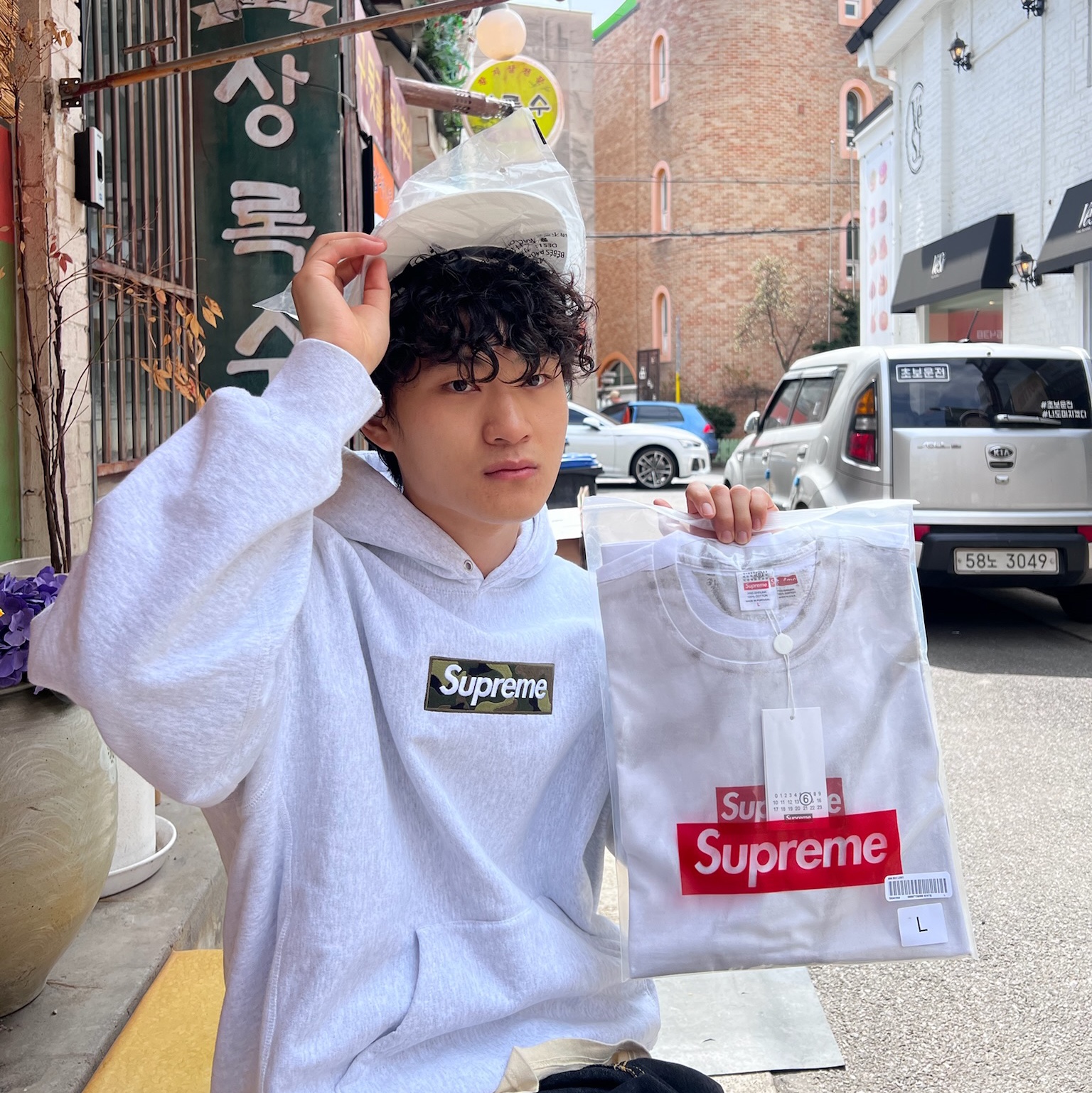 Supreme Box Logo Hooded Sweatshirt Ash Grey - 23FW, Supreme x MM6 Maison Margiela Box Logo T-Shirt White - 24SS 착용 스타일