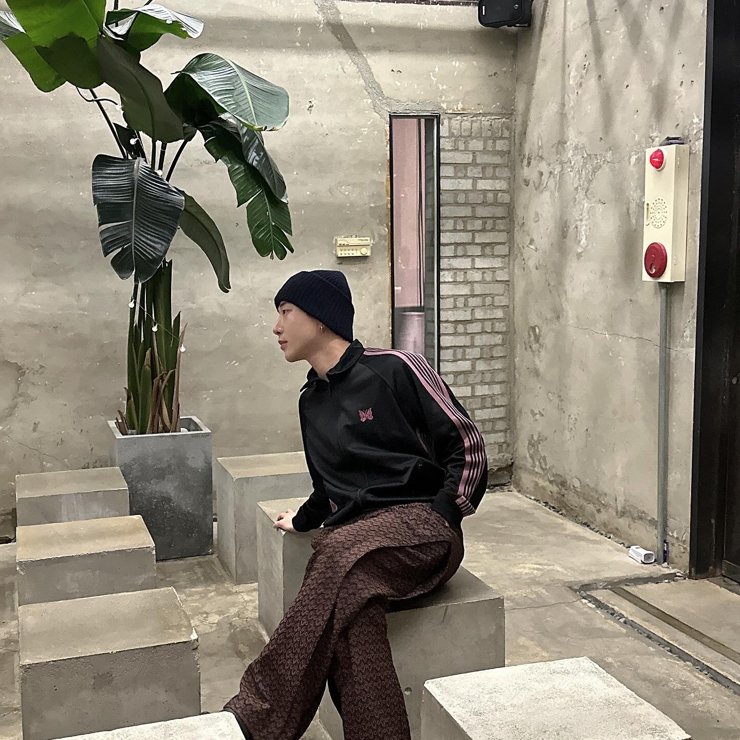 Needles Track Jacket Poly Smooth Black 착용 스타일 - 1