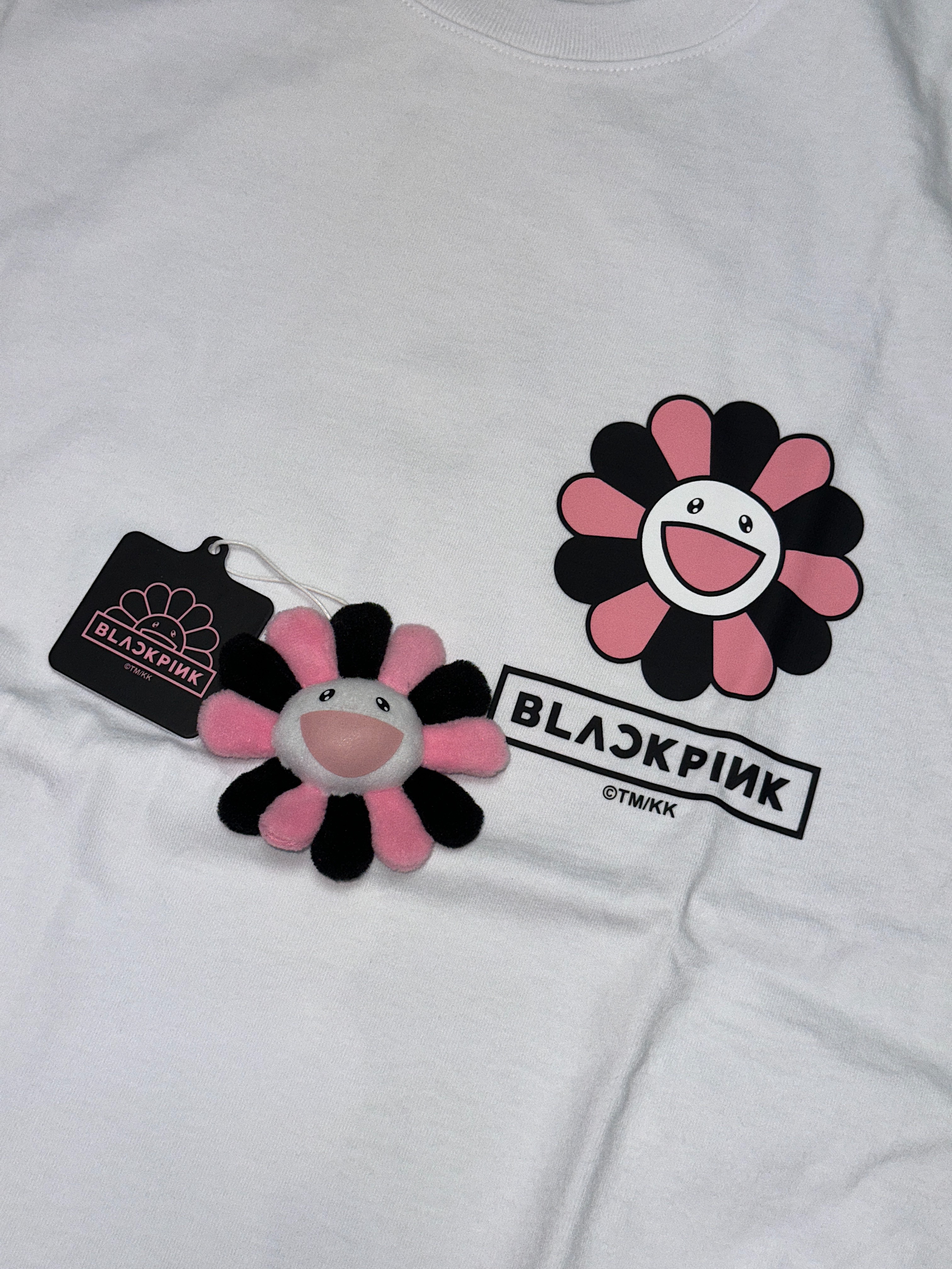 Kaikai Kiki x Blackpink Flower Keychain, Kaikai Kiki x Blackpink Pandakashi Dreams T-Shirt White 착용 스타일 - 7