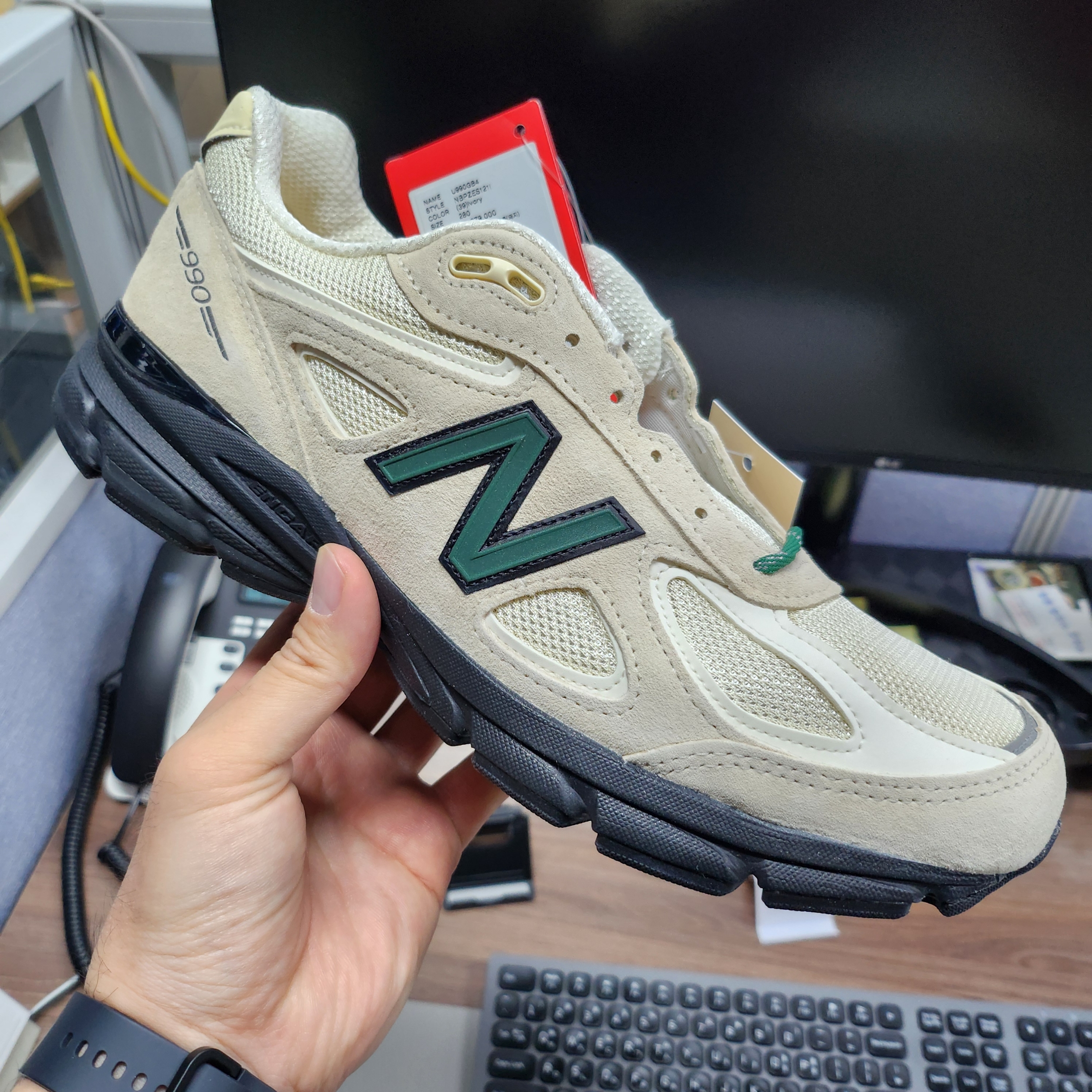 New Balance 990v4 Made in USA Macadamia Nut 착용 스타일