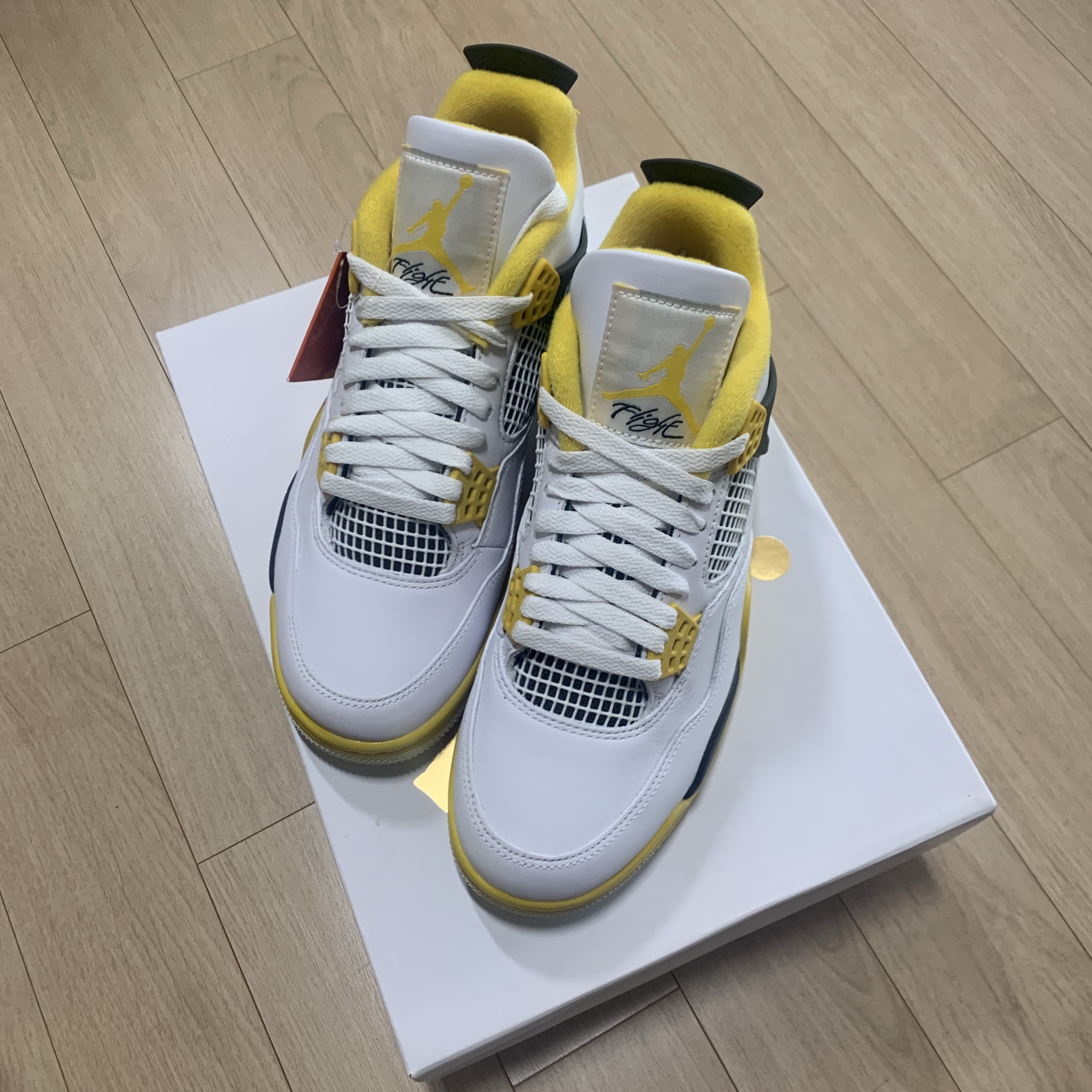 (W) Jordan 4 Retro Vivid Sulfur 착용 스타일 - 1