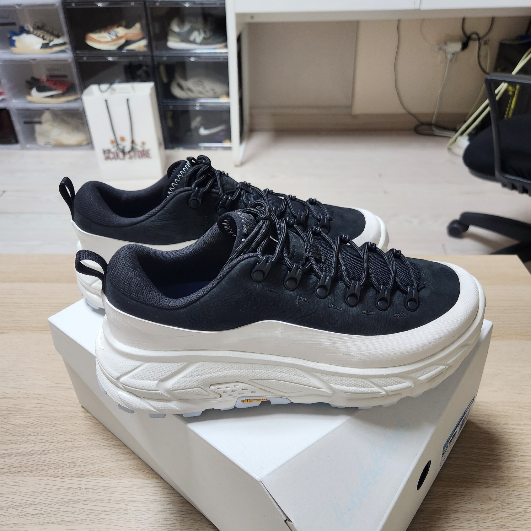 Hoka x Hidden Characters Tor Summit 2 Snow White Black 착용 스타일 - 7